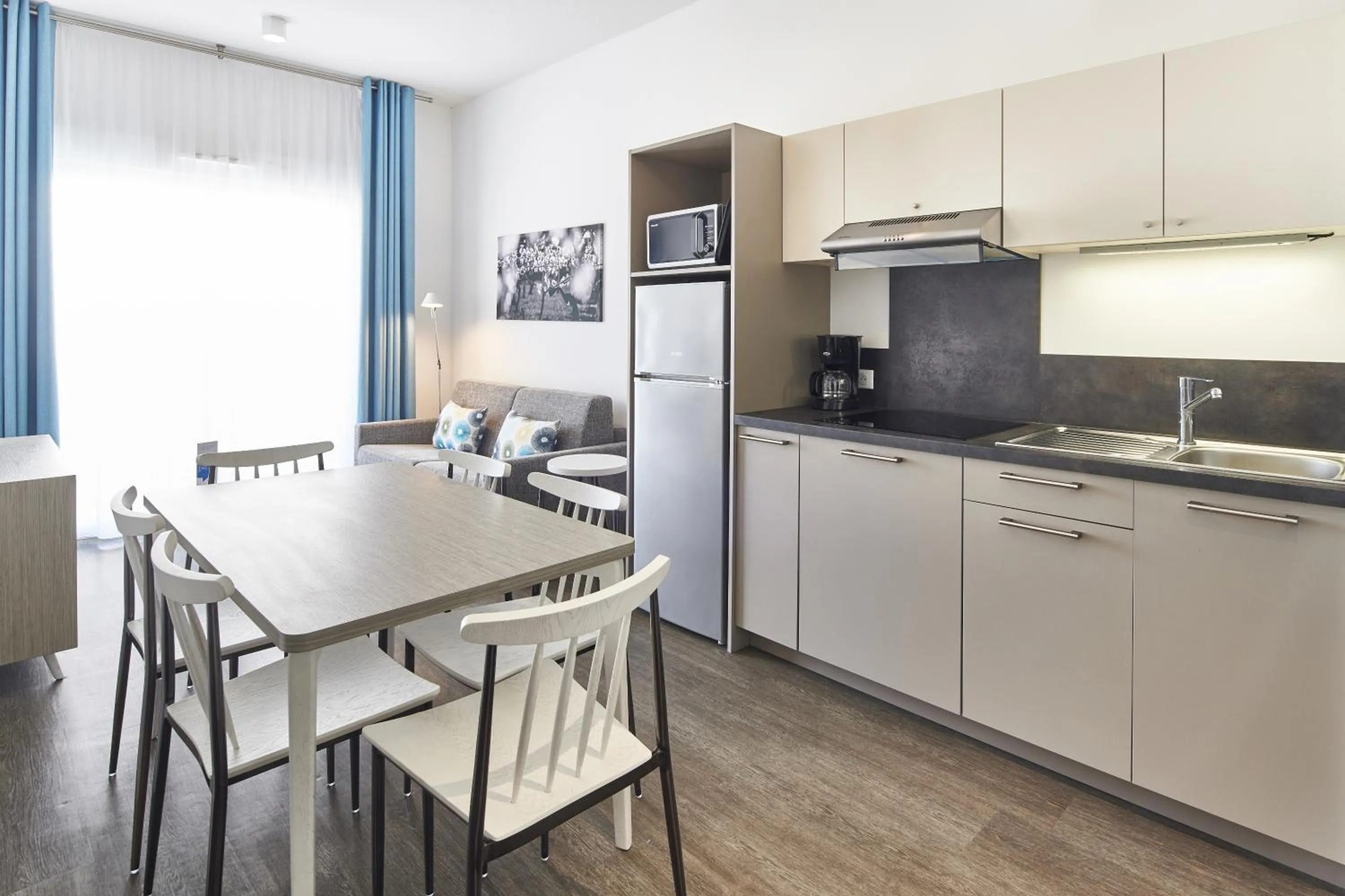 Kitchen or kitchenette in Résidence Vacances Bleues Les Coteaux de Jonzac