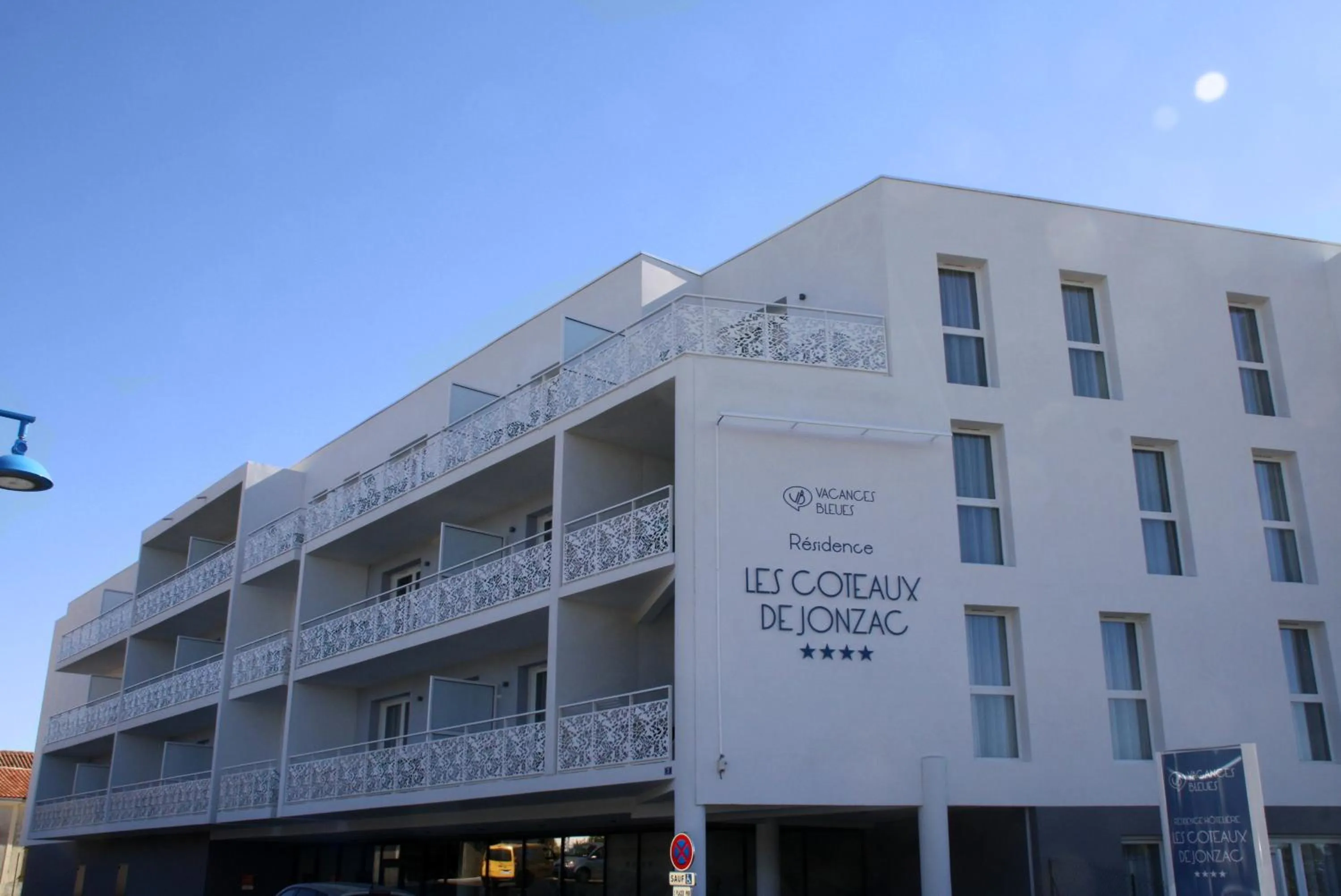 Facade/entrance in Résidence Vacances Bleues Les Coteaux de Jonzac