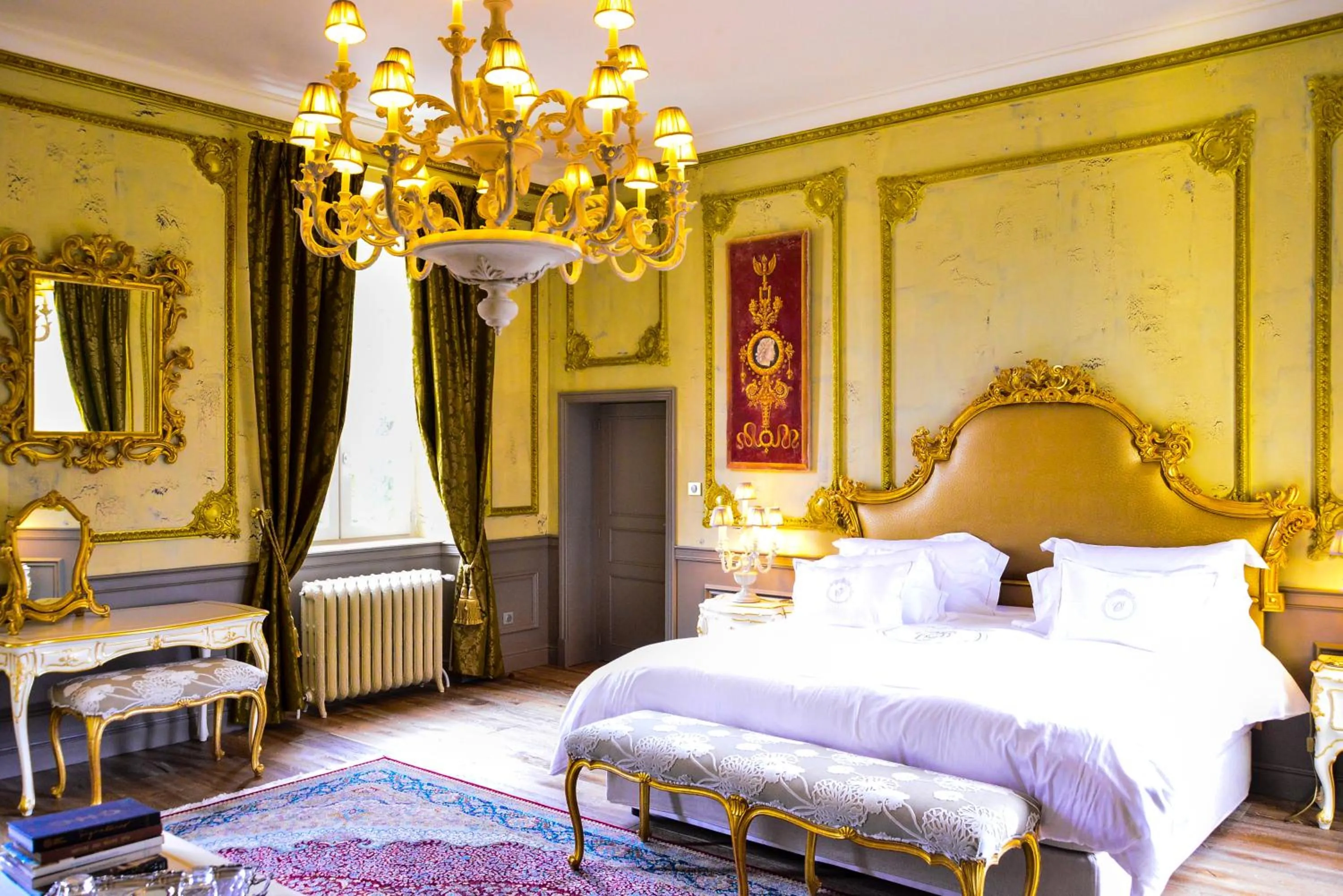 Bed in Chateau d'Origny, Chambres d'hotes et Restaurant Gastronomique