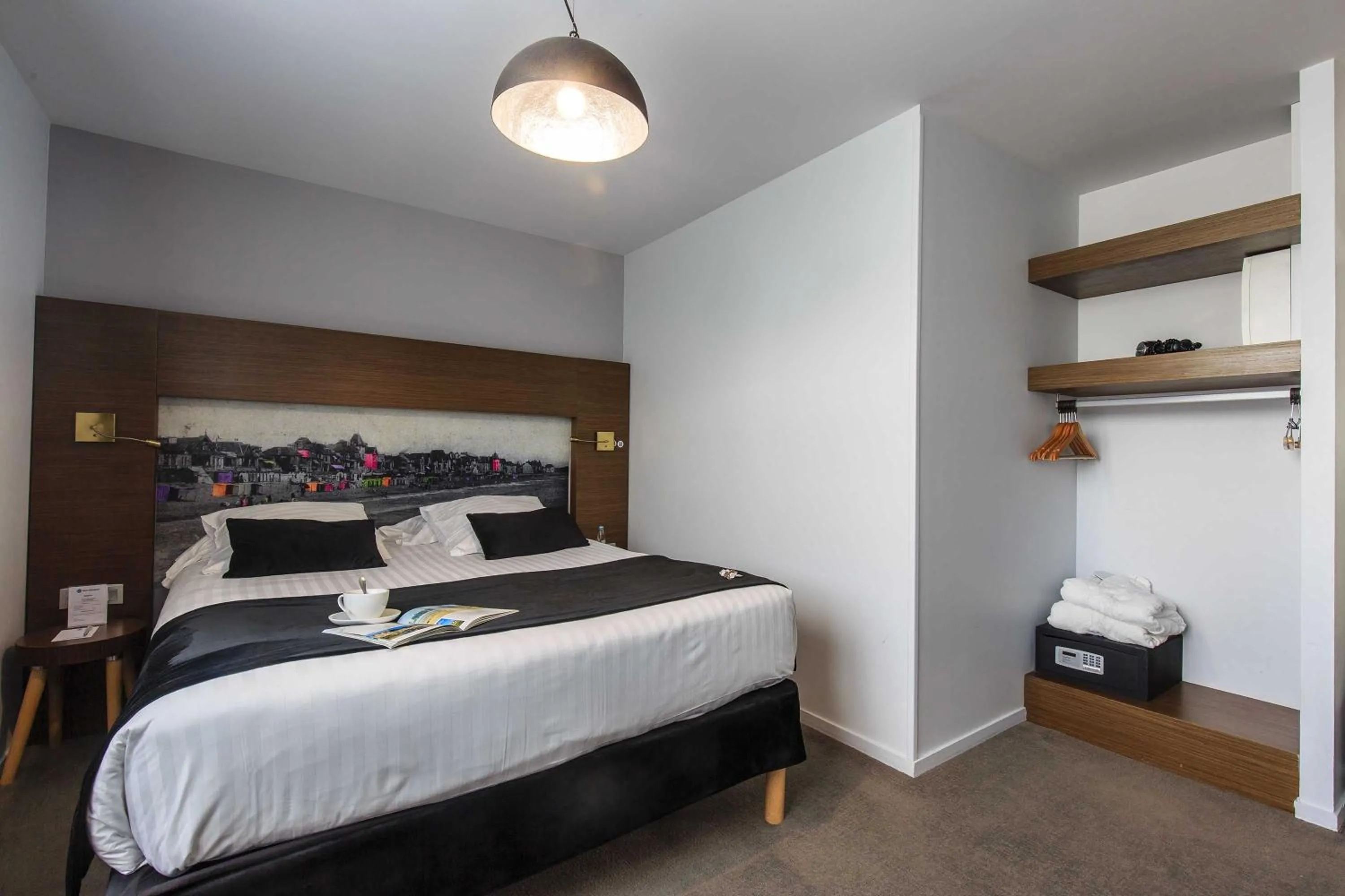 Photo of the whole room, Bed in Best Western Hôtel Garden and Spa