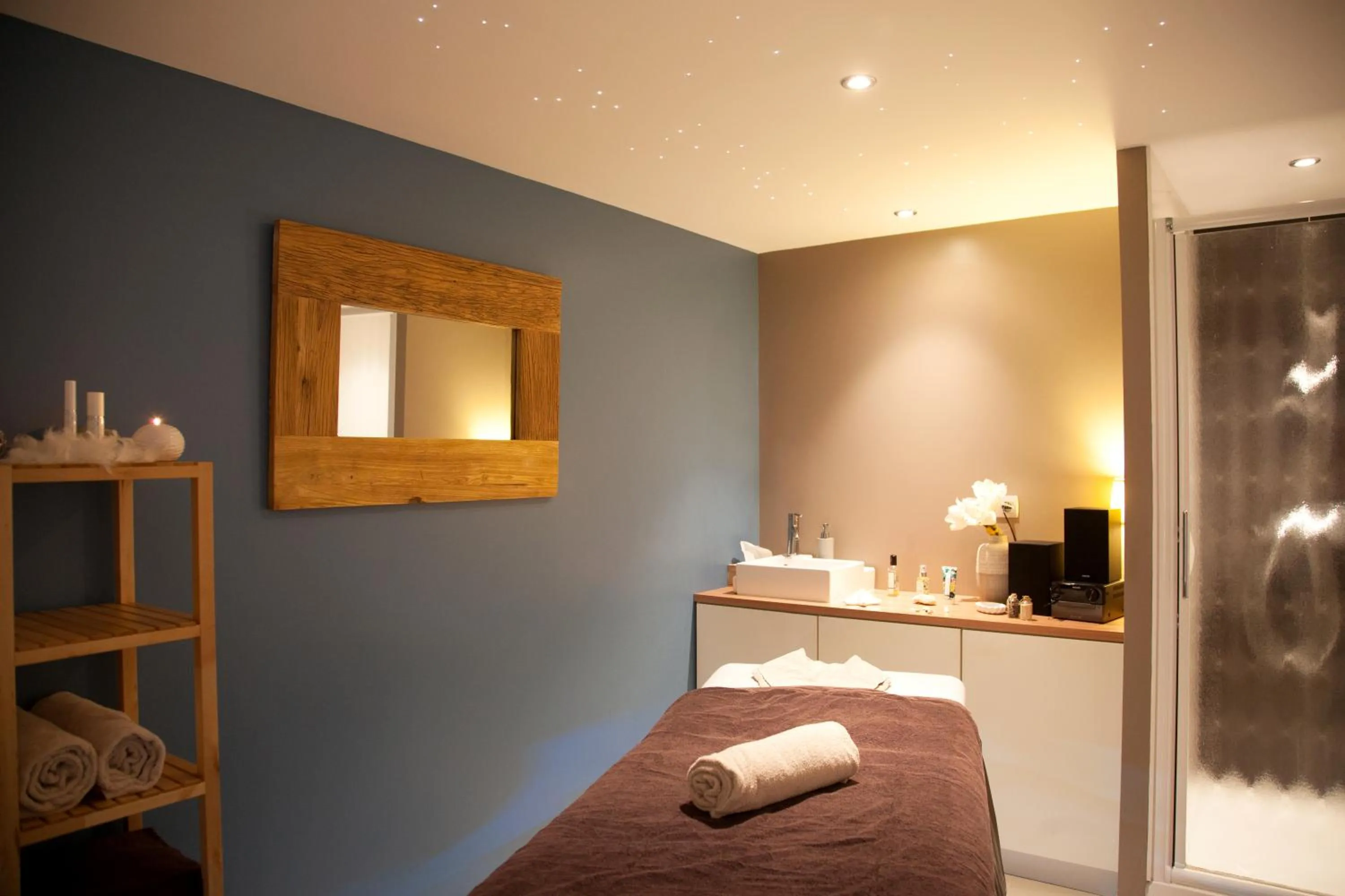 Massage, Bed in Best Western Hôtel Garden and Spa