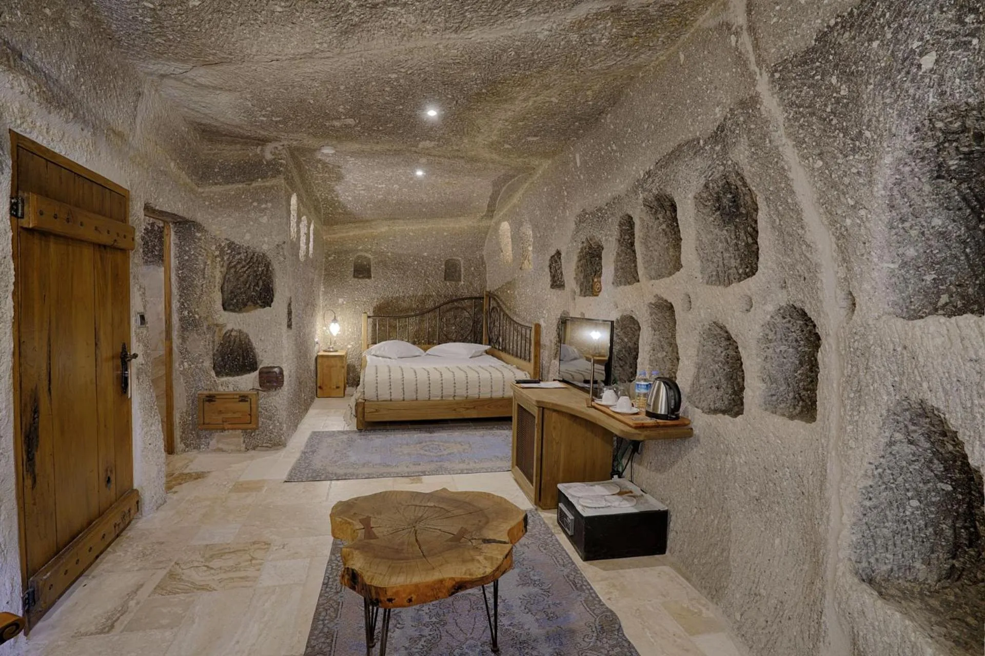 Photo of the whole room, Bed in Hera Cave Suites