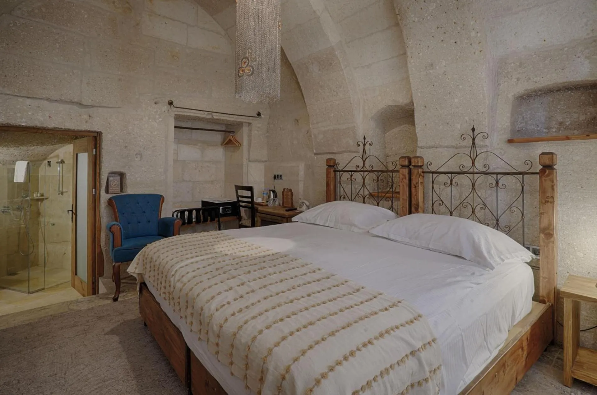 Bedroom, Bed in Hera Cave Suites