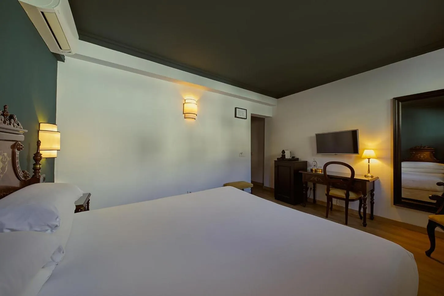 Photo of the whole room, Bed in Hotel Born