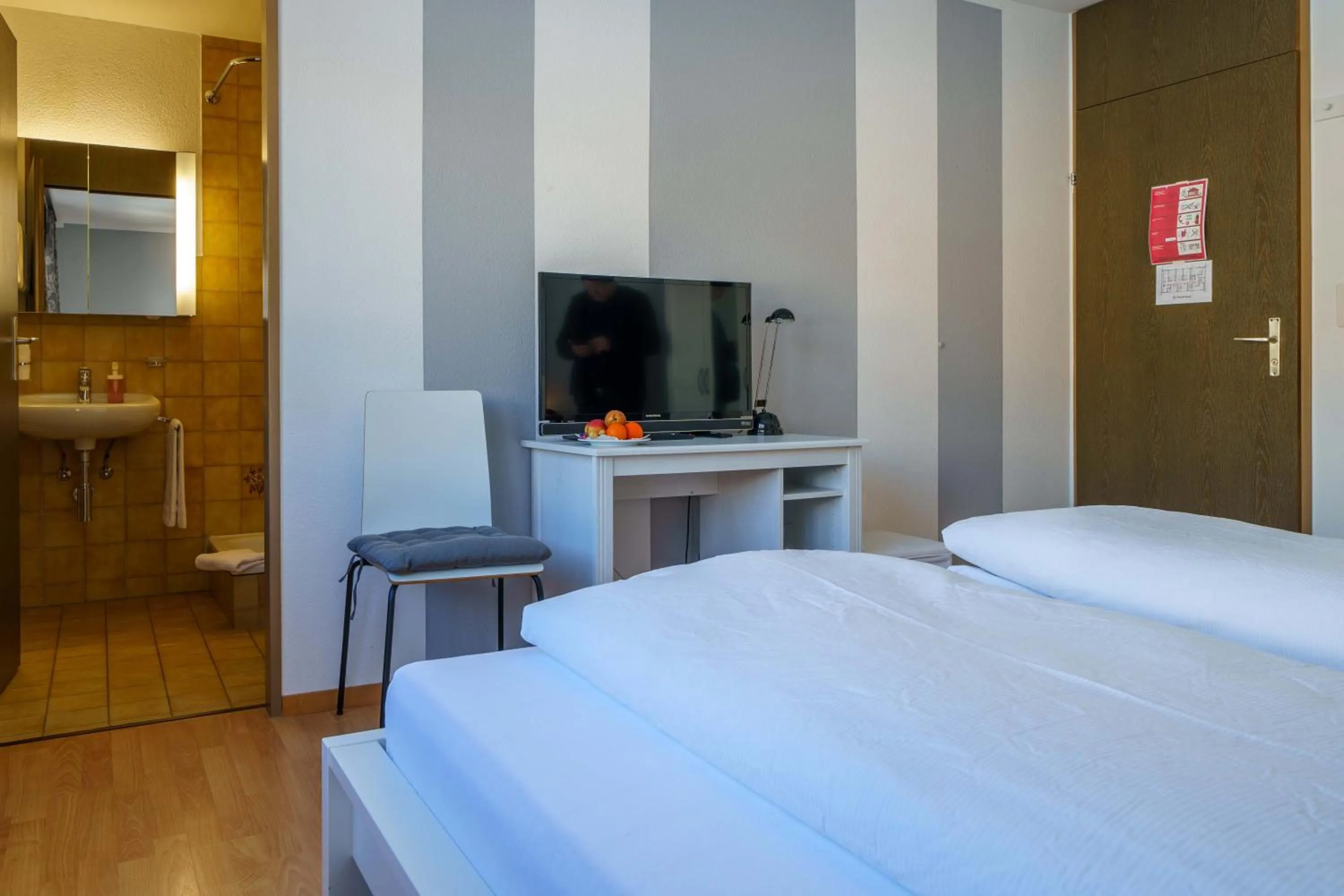 Shower, Bed in Hotel Toggenburg