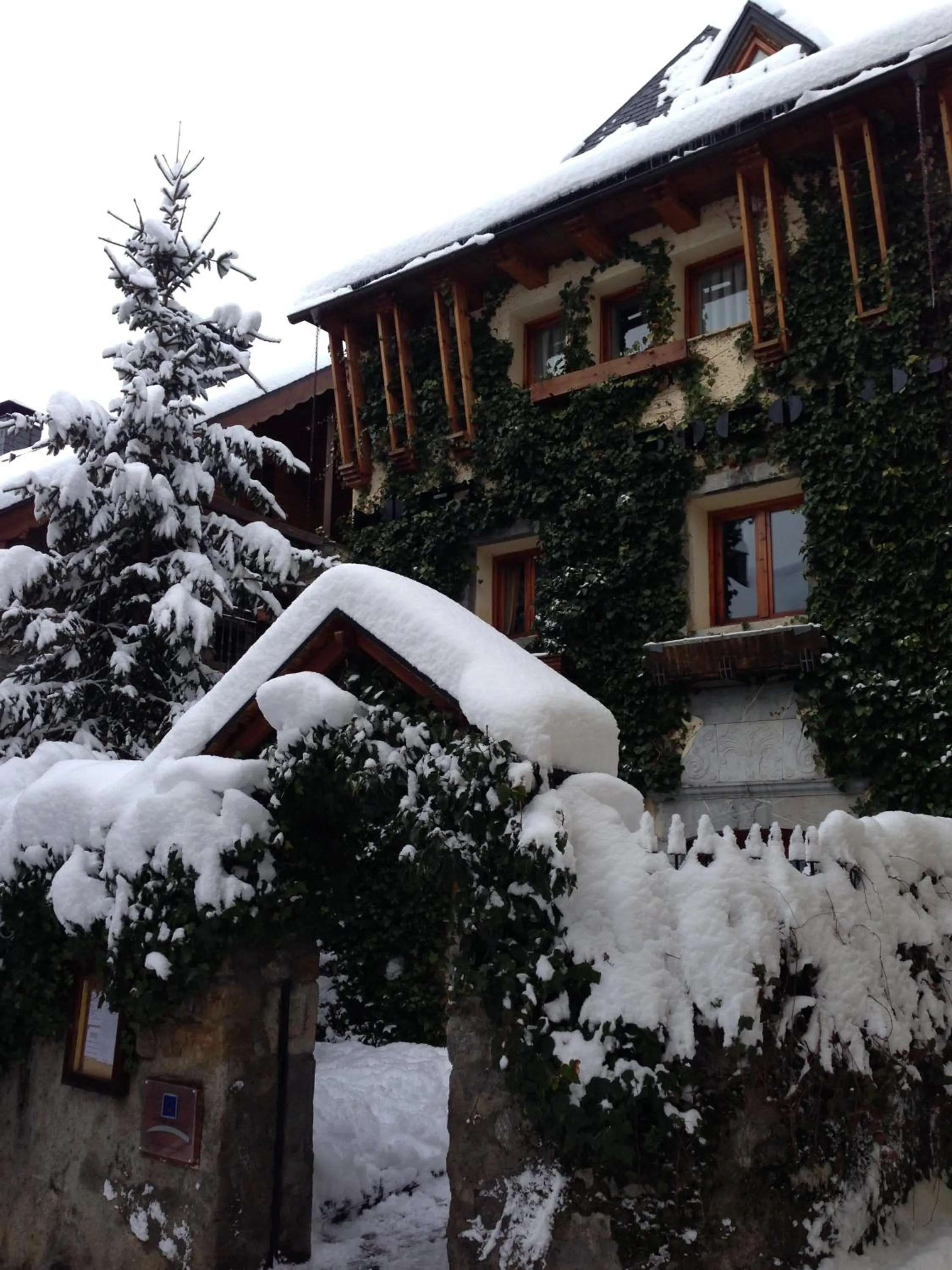 Property building in Hotel Casa Socotor