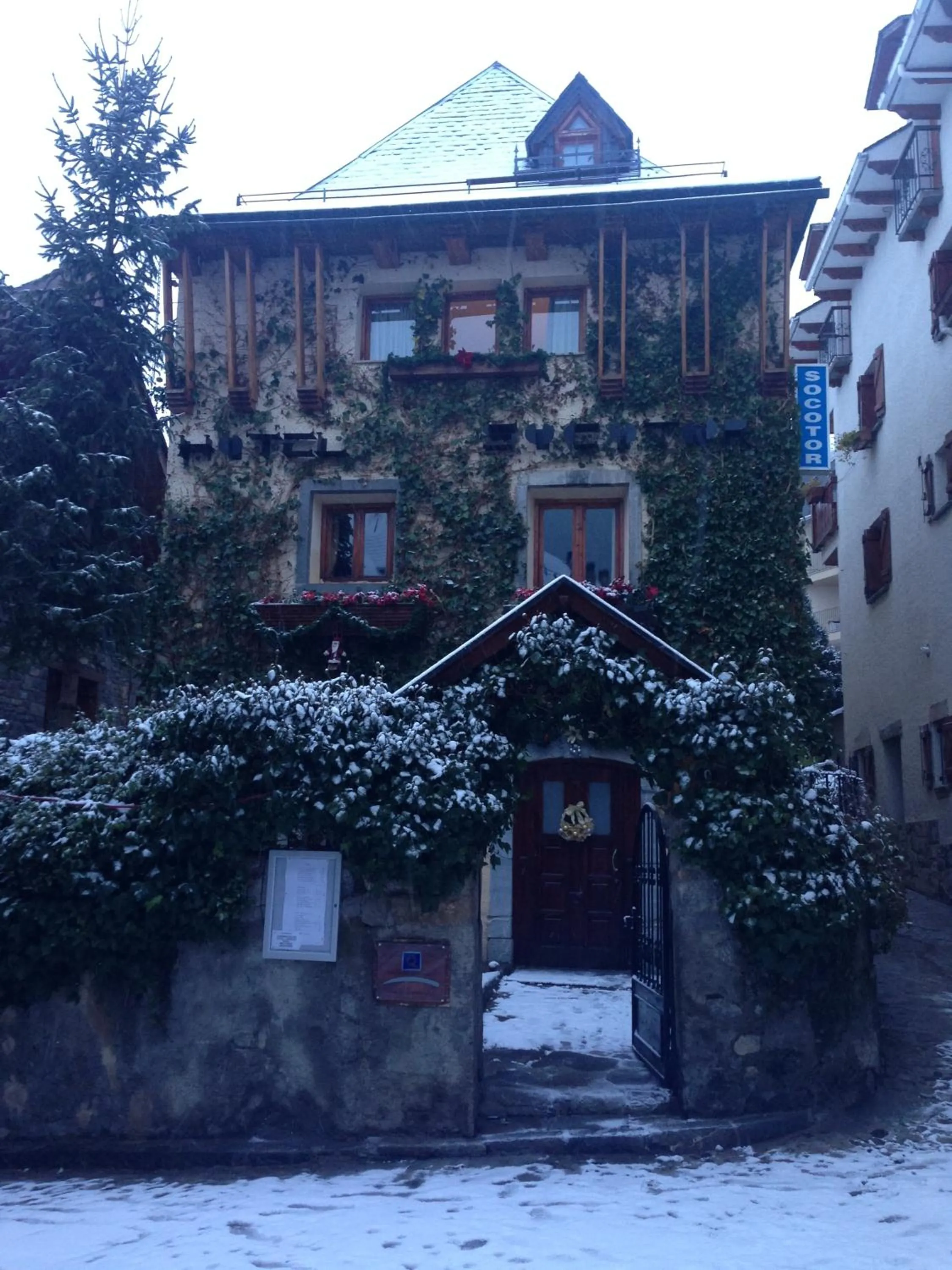 Property building in Hotel Casa Socotor