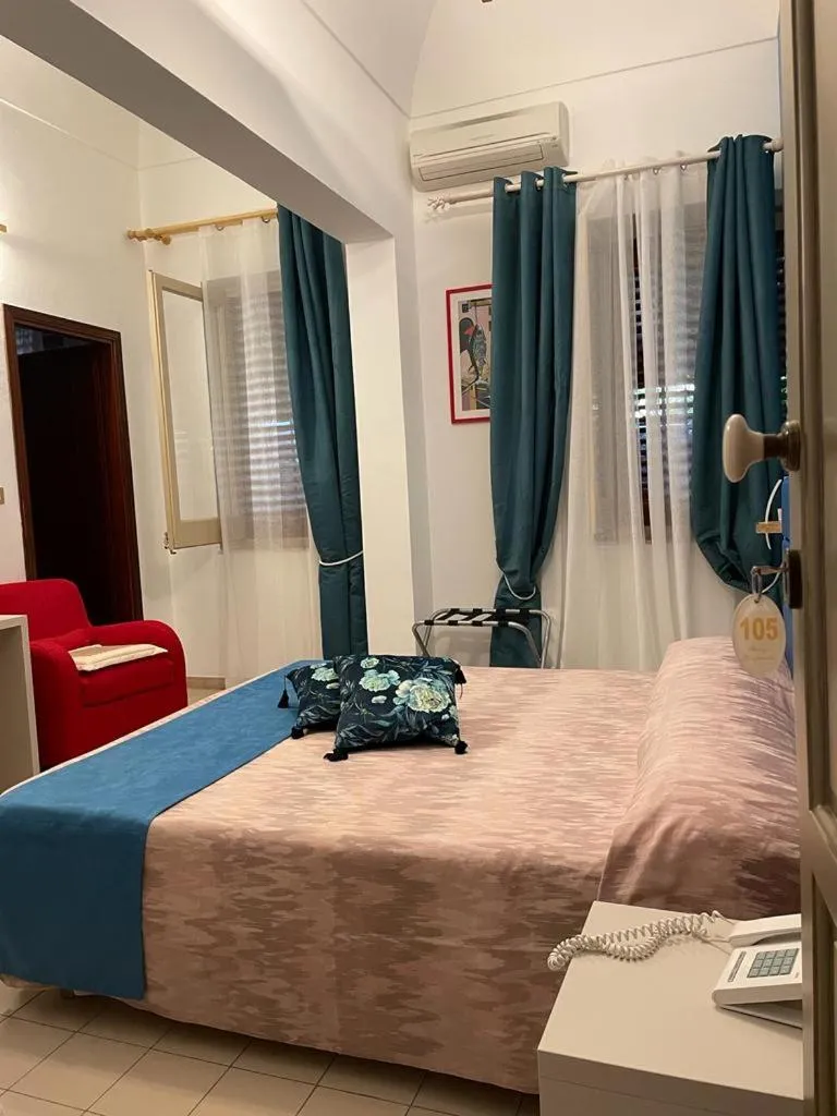 Property building, Bed in Albergo Bouganville
