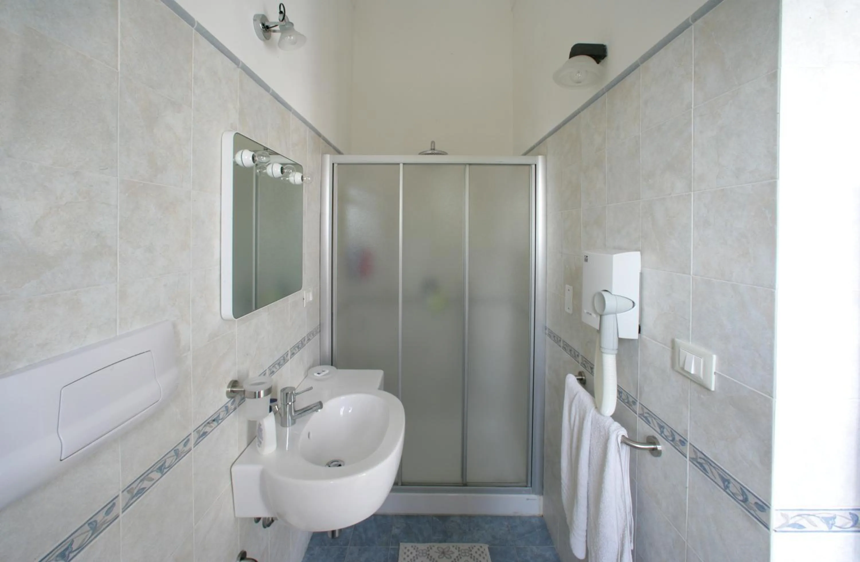 Bathroom in Albergo Bouganville