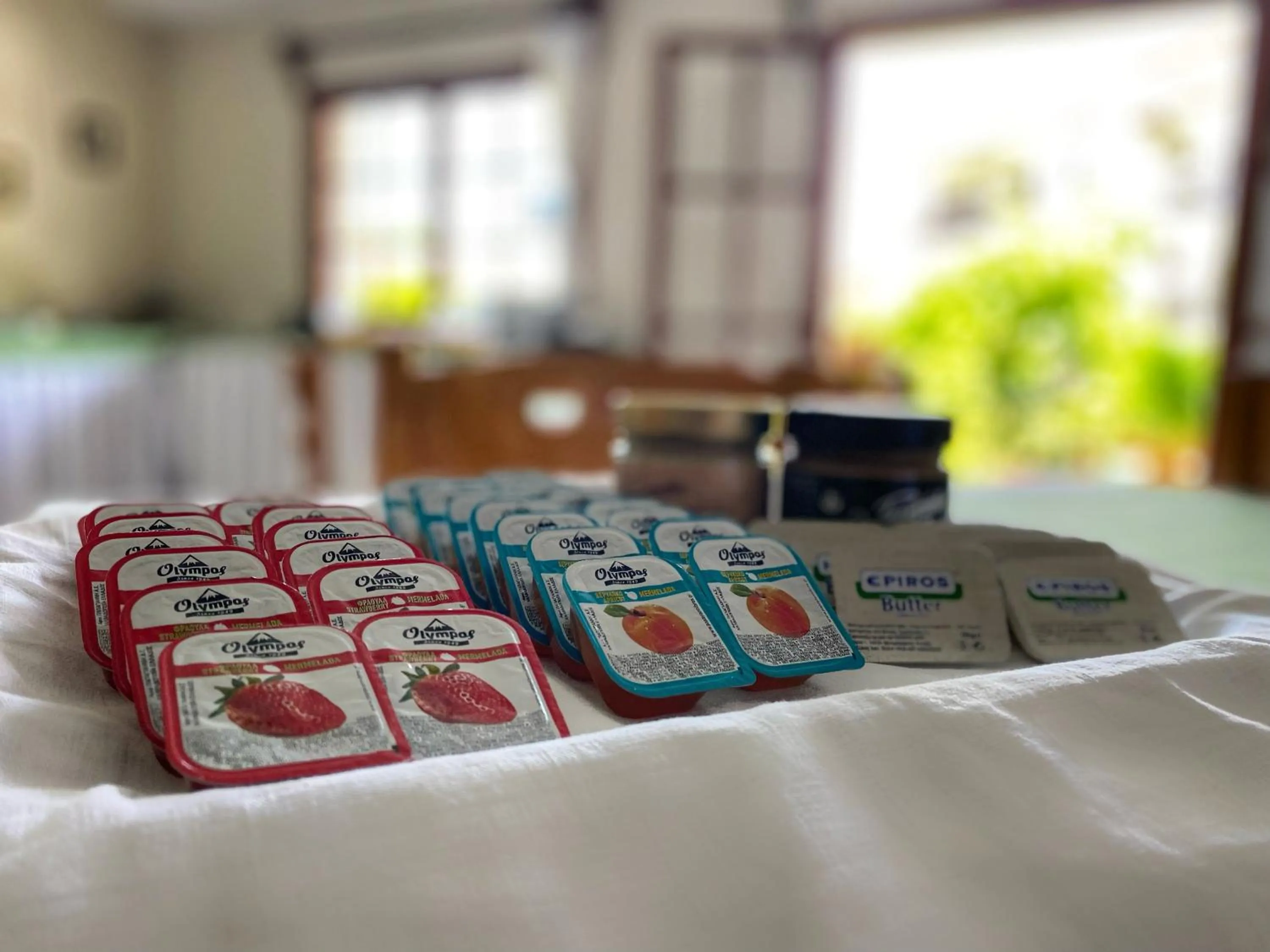 Breakfast, Bed in Hotel Eleana