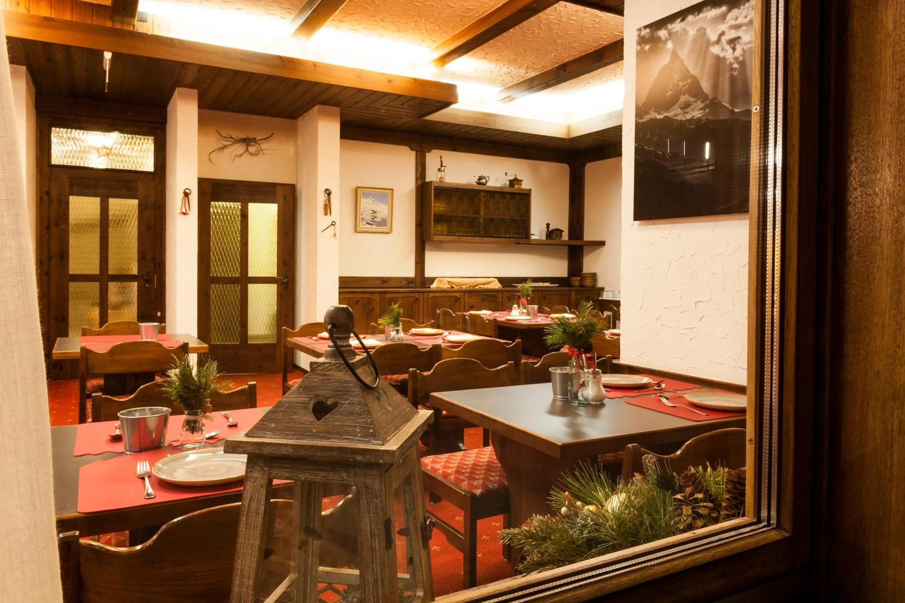 Restaurant/places to eat in BaseCamp Hotel