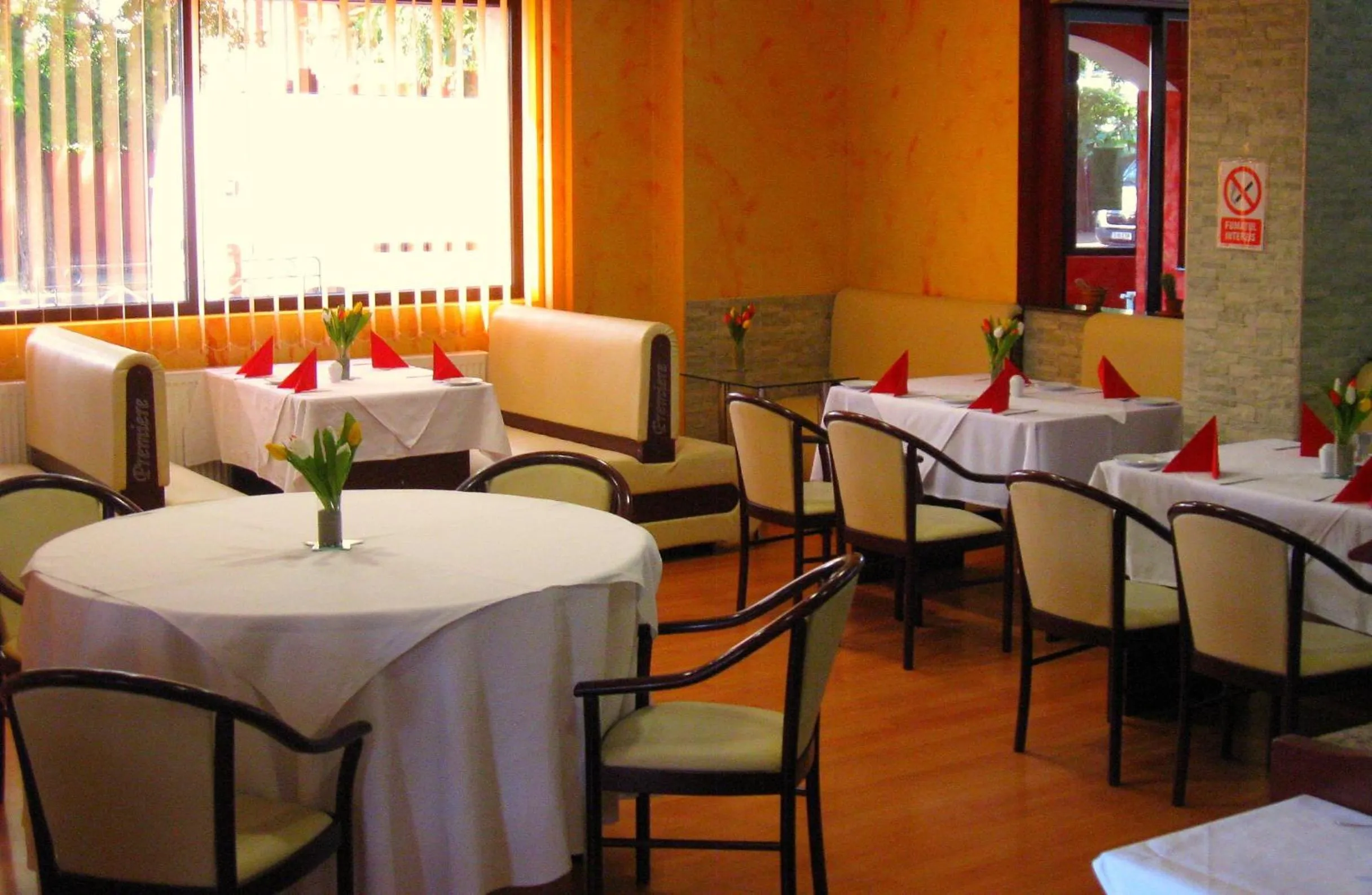 Restaurant/places to eat in Hotel Premiere