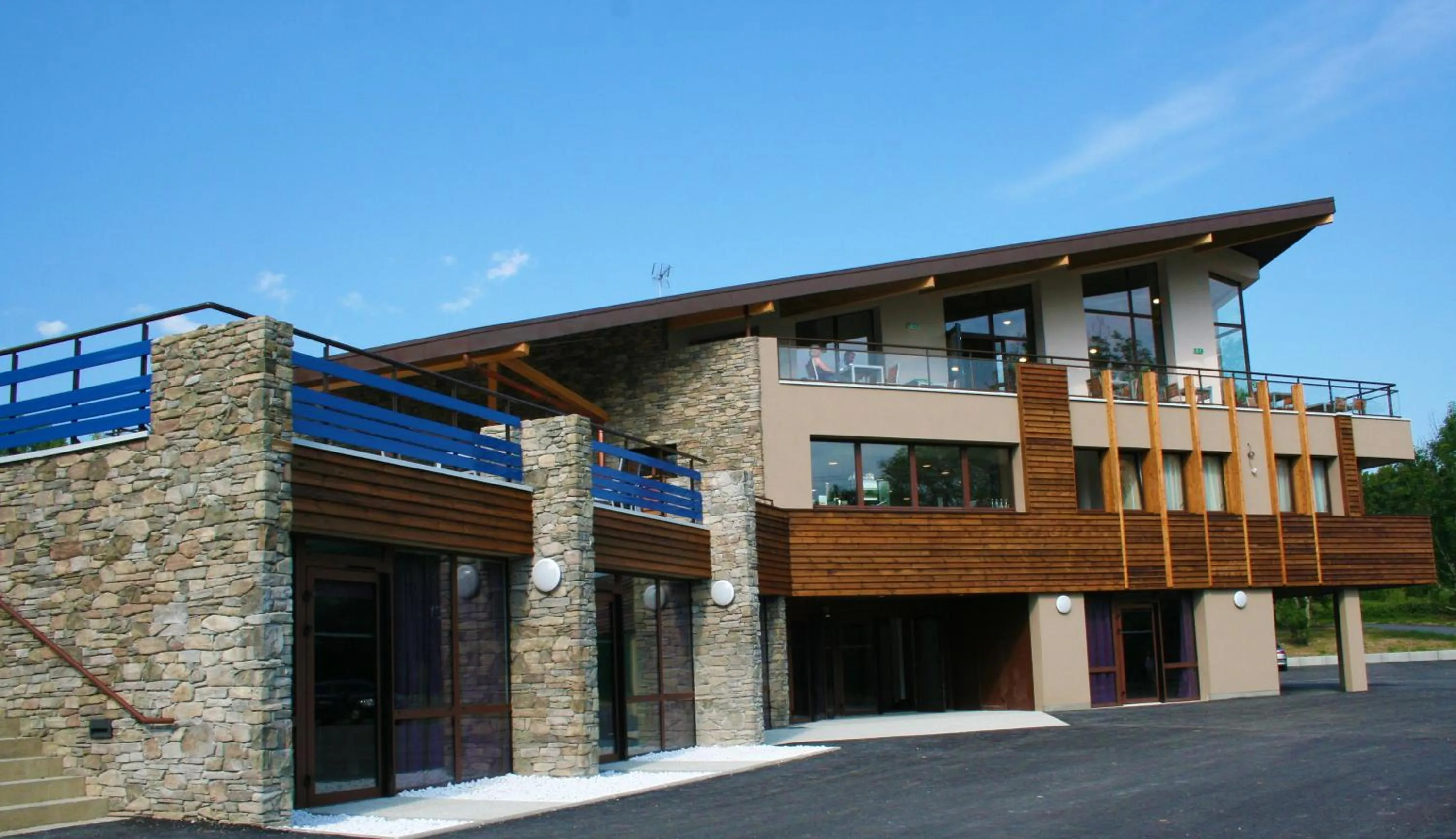 Facade/entrance in Le Pré du Lac