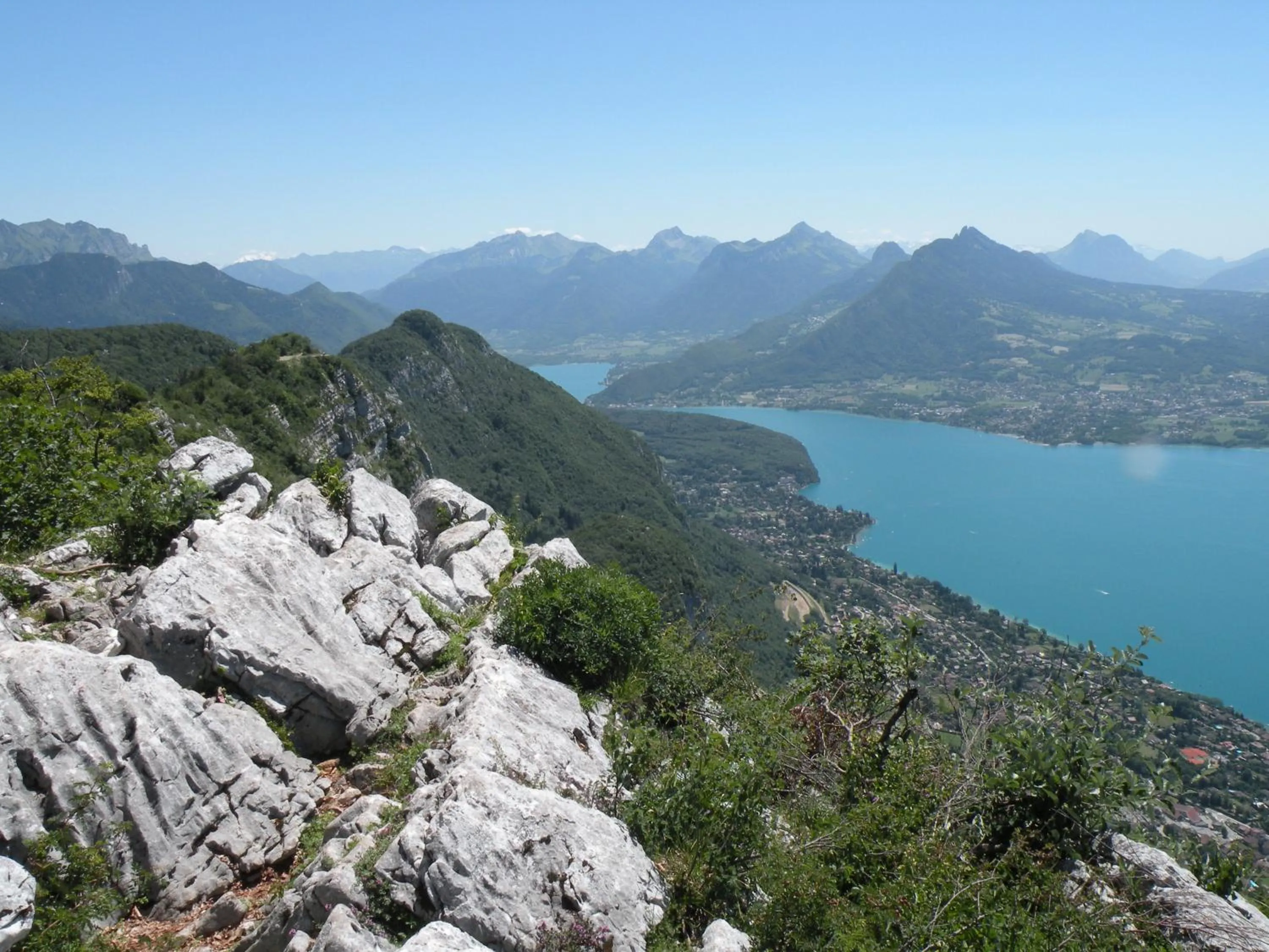 Nearby landmark in Le Pré du Lac