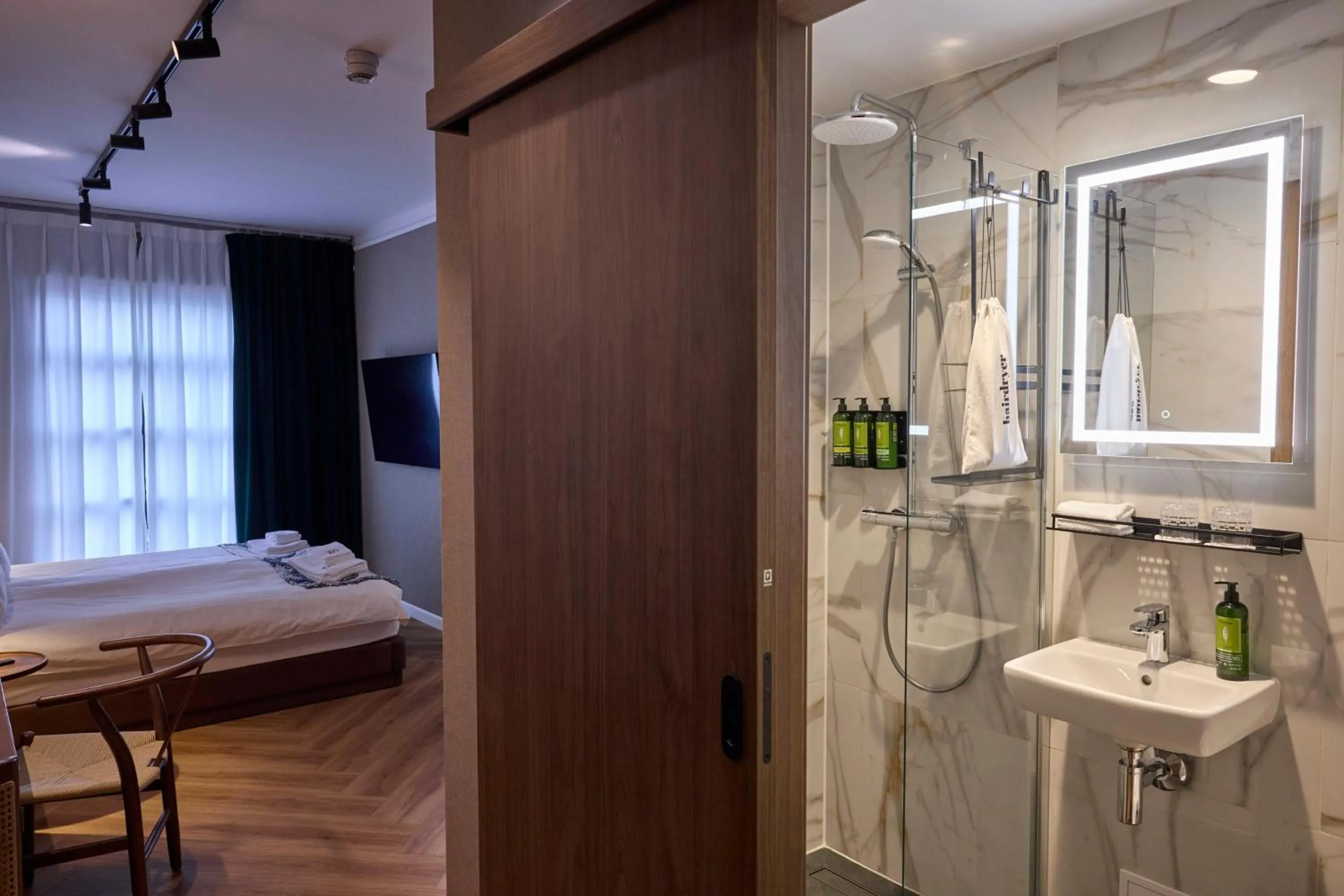 Shower, Bed in Hotel Akureyri