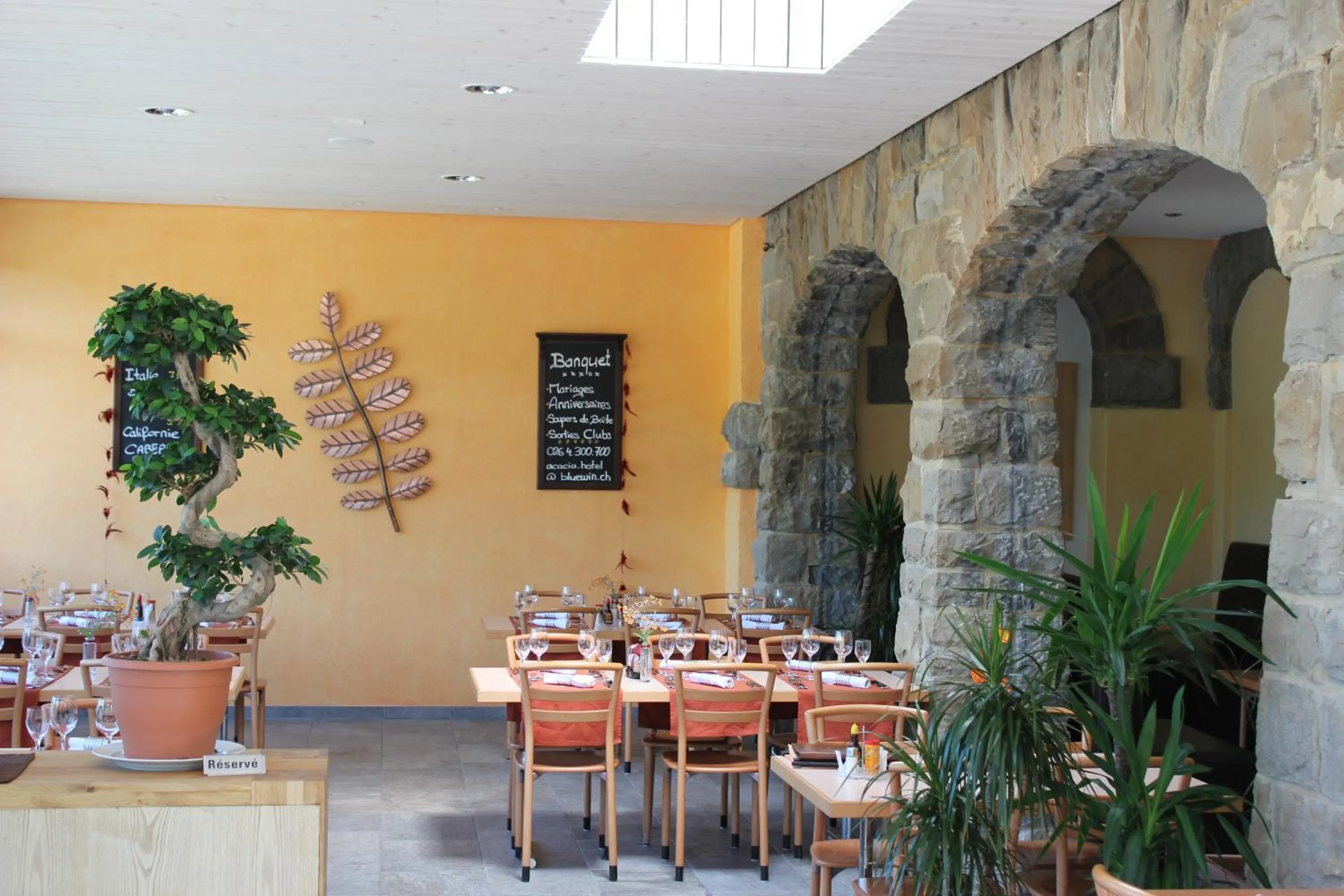 Restaurant/places to eat in Hotel Acacia