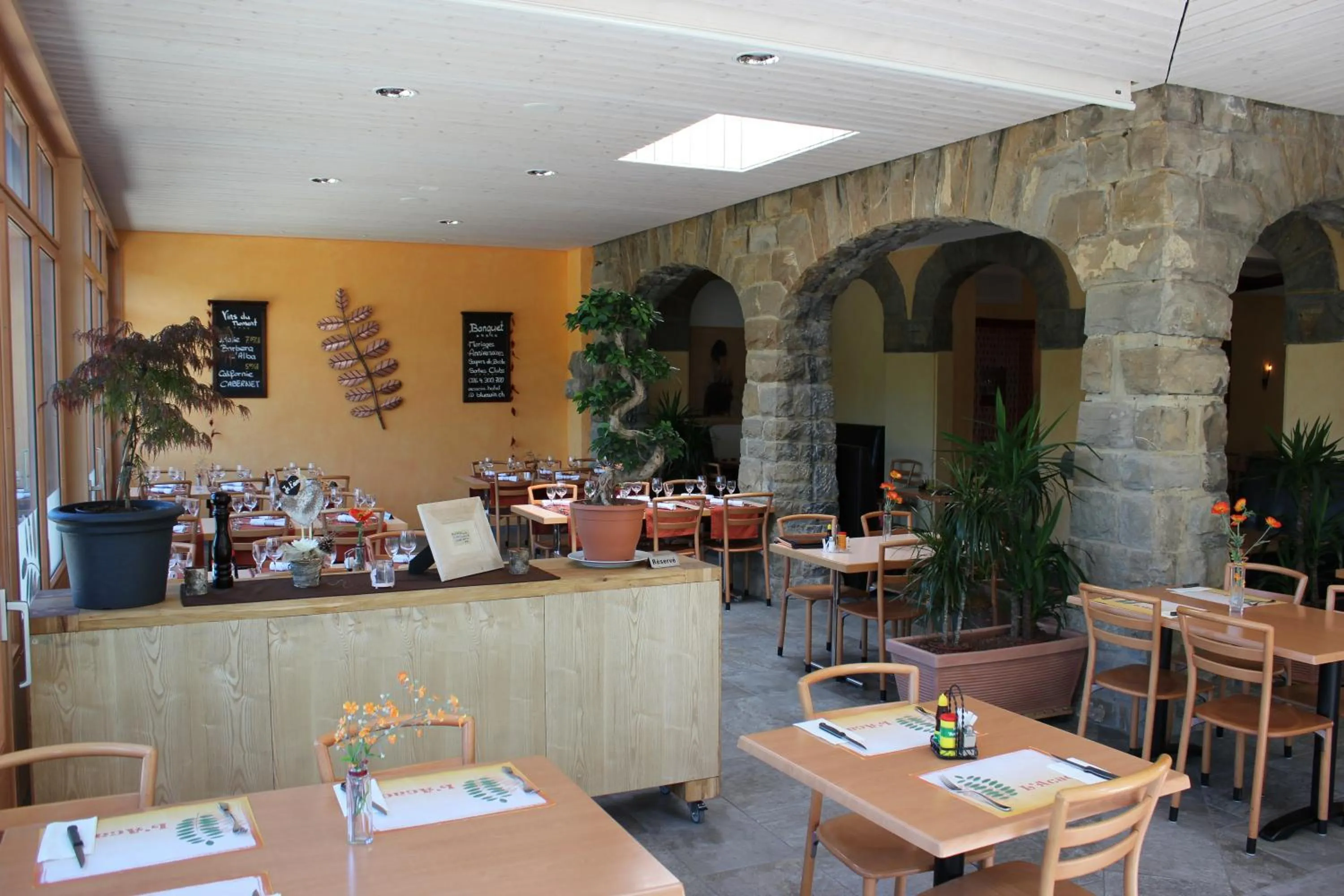 Restaurant/places to eat in Hotel Acacia