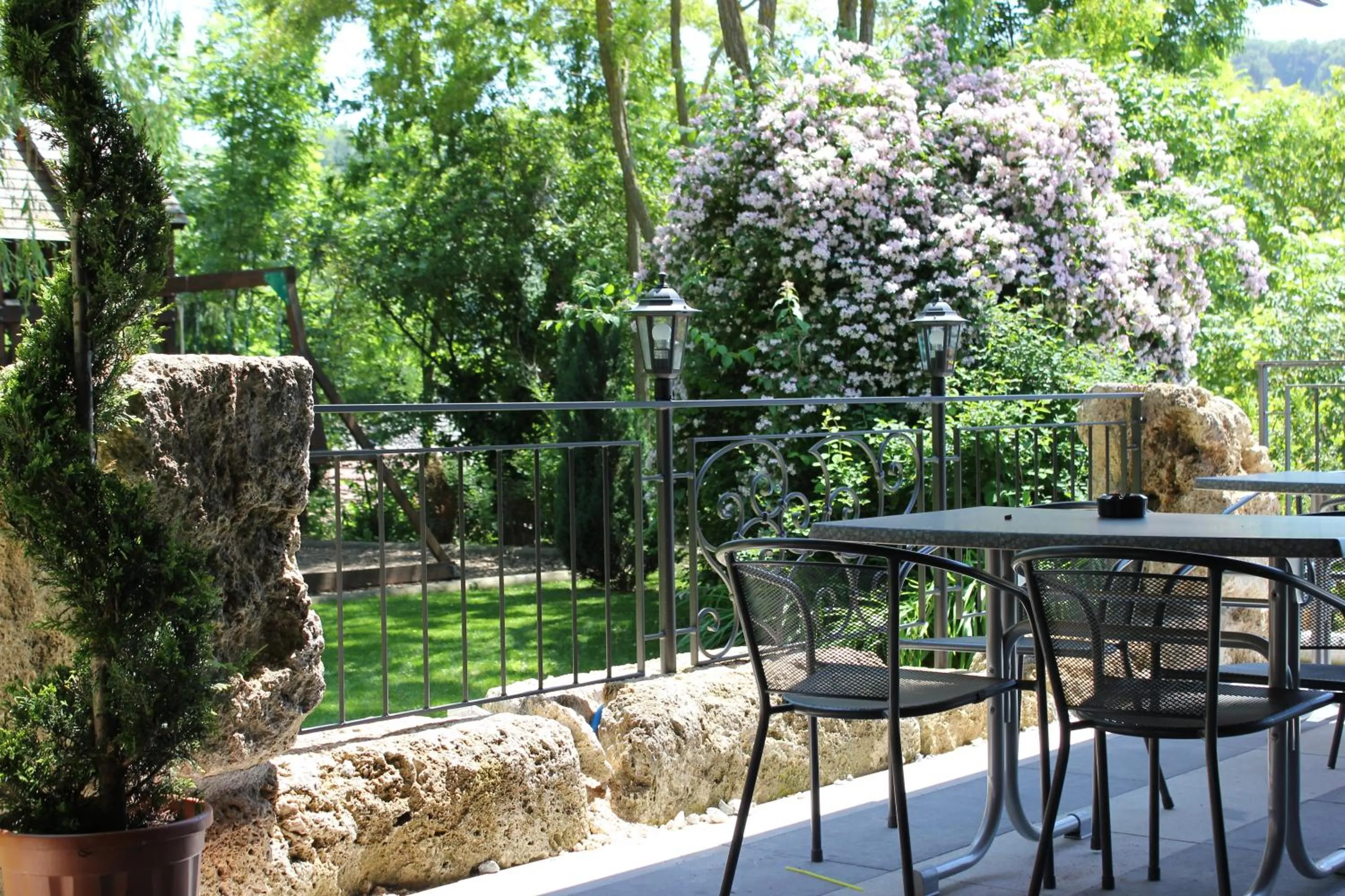 Patio in Hotel Acacia