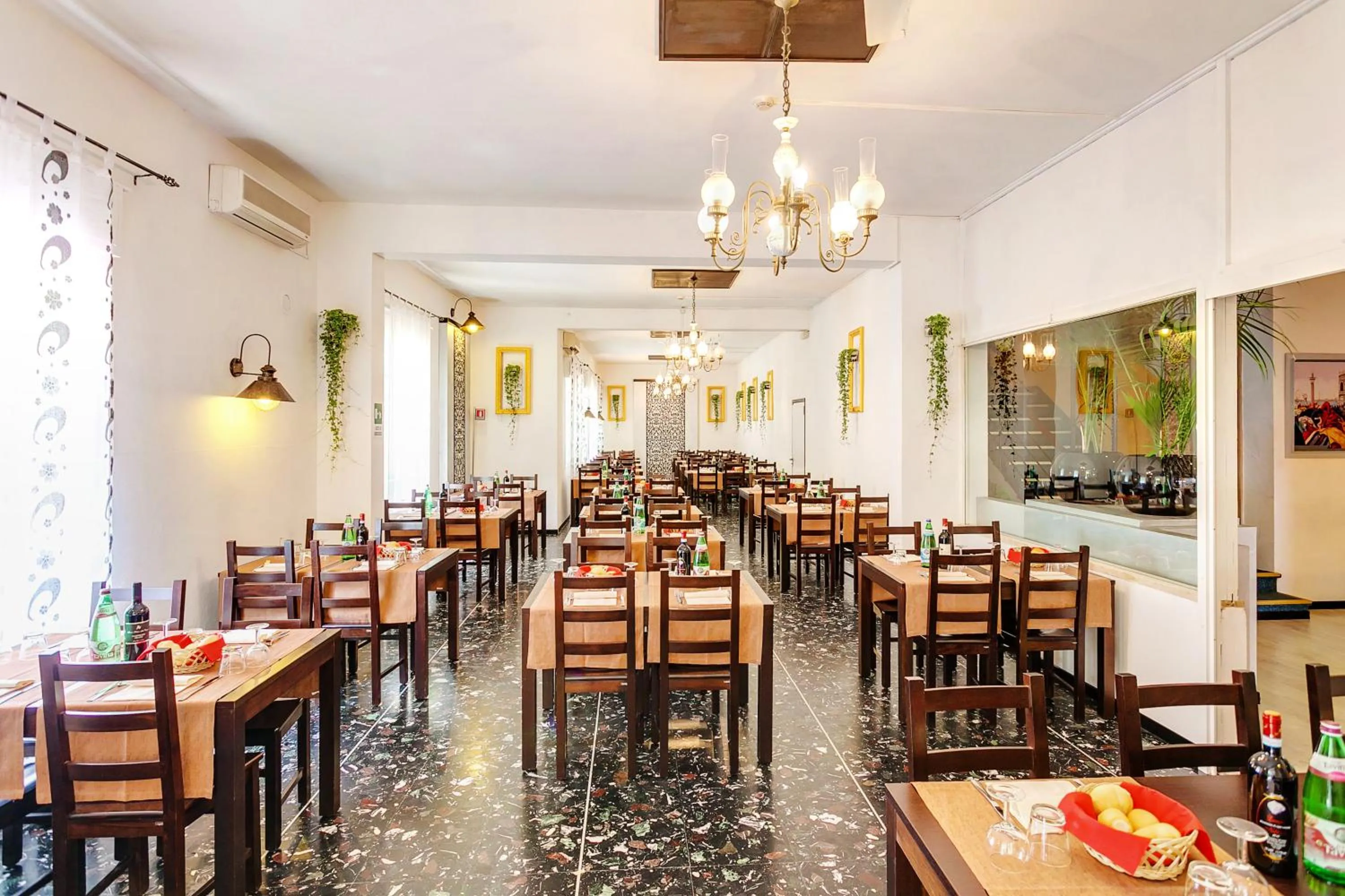 Restaurant/places to eat in Hotel Canova