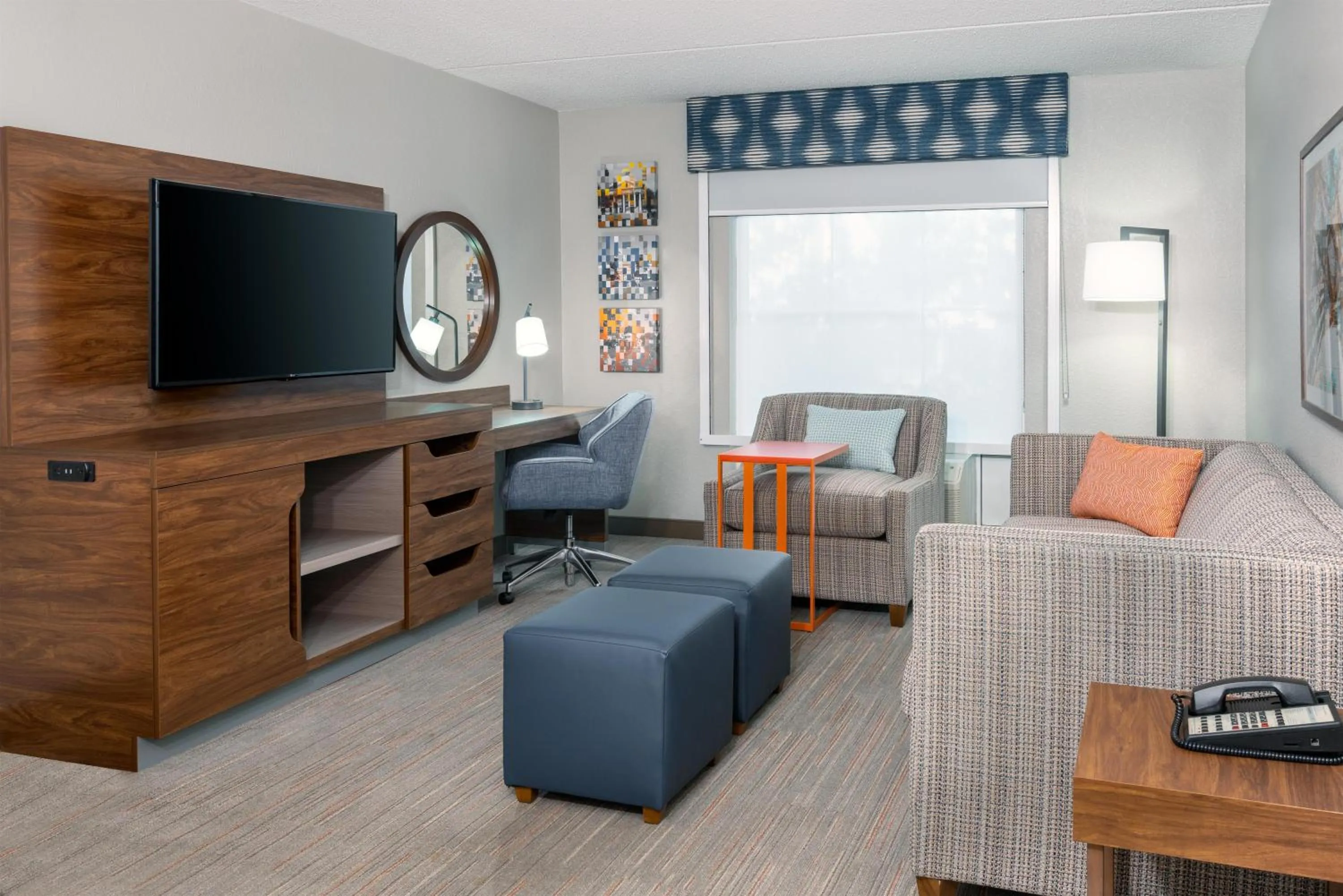 Living room in Hampton Inn & Suites Charlottesville at the University