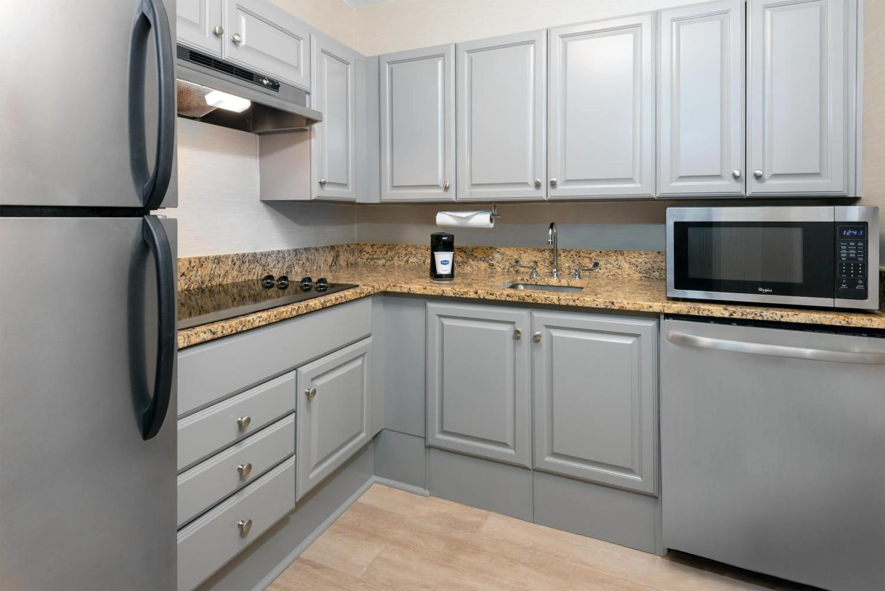 Kitchen or kitchenette in Hampton Inn & Suites Charlottesville at the University
