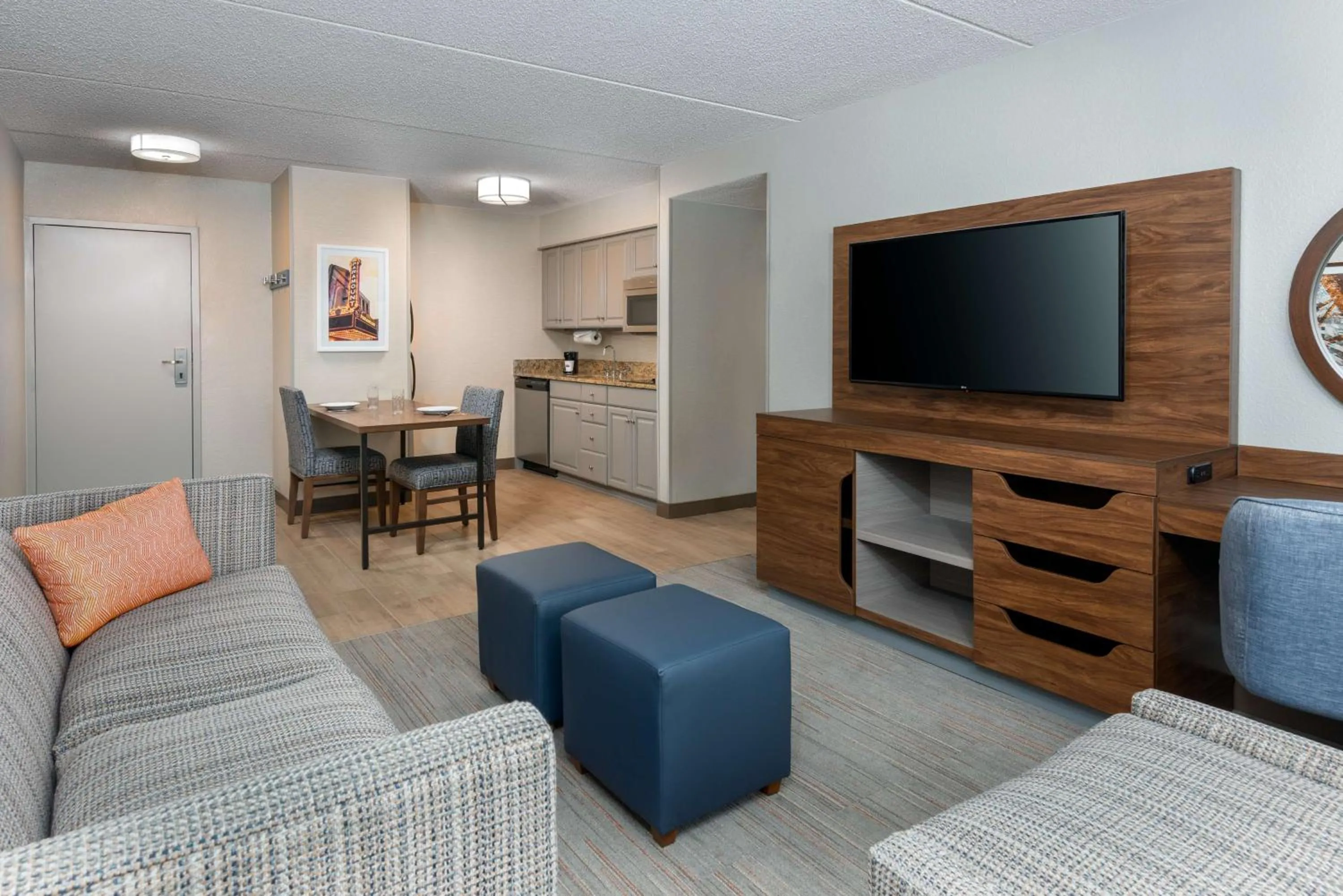 Kitchen or kitchenette in Hampton Inn & Suites Charlottesville at the University