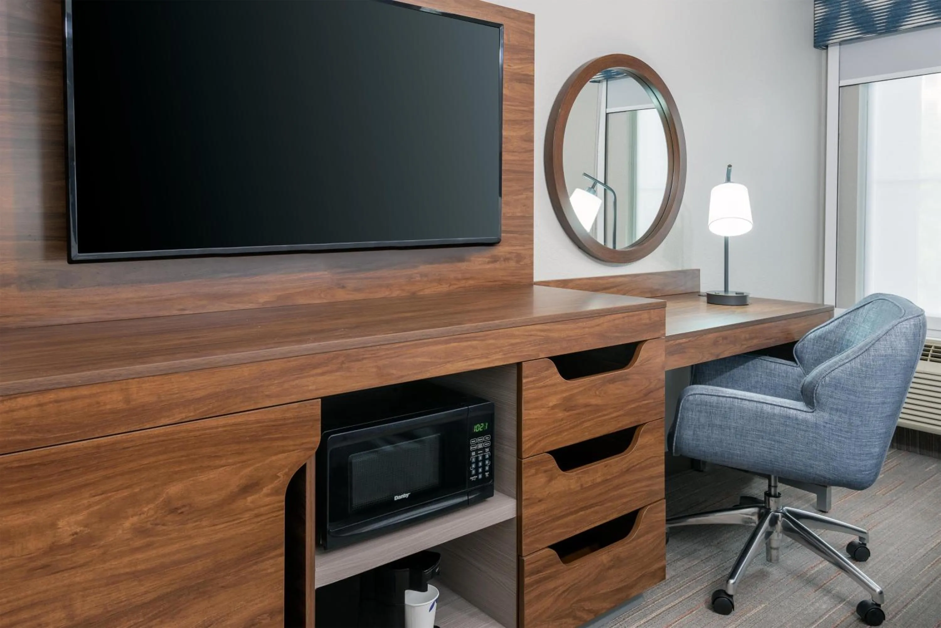 Bedroom in Hampton Inn & Suites Charlottesville at the University