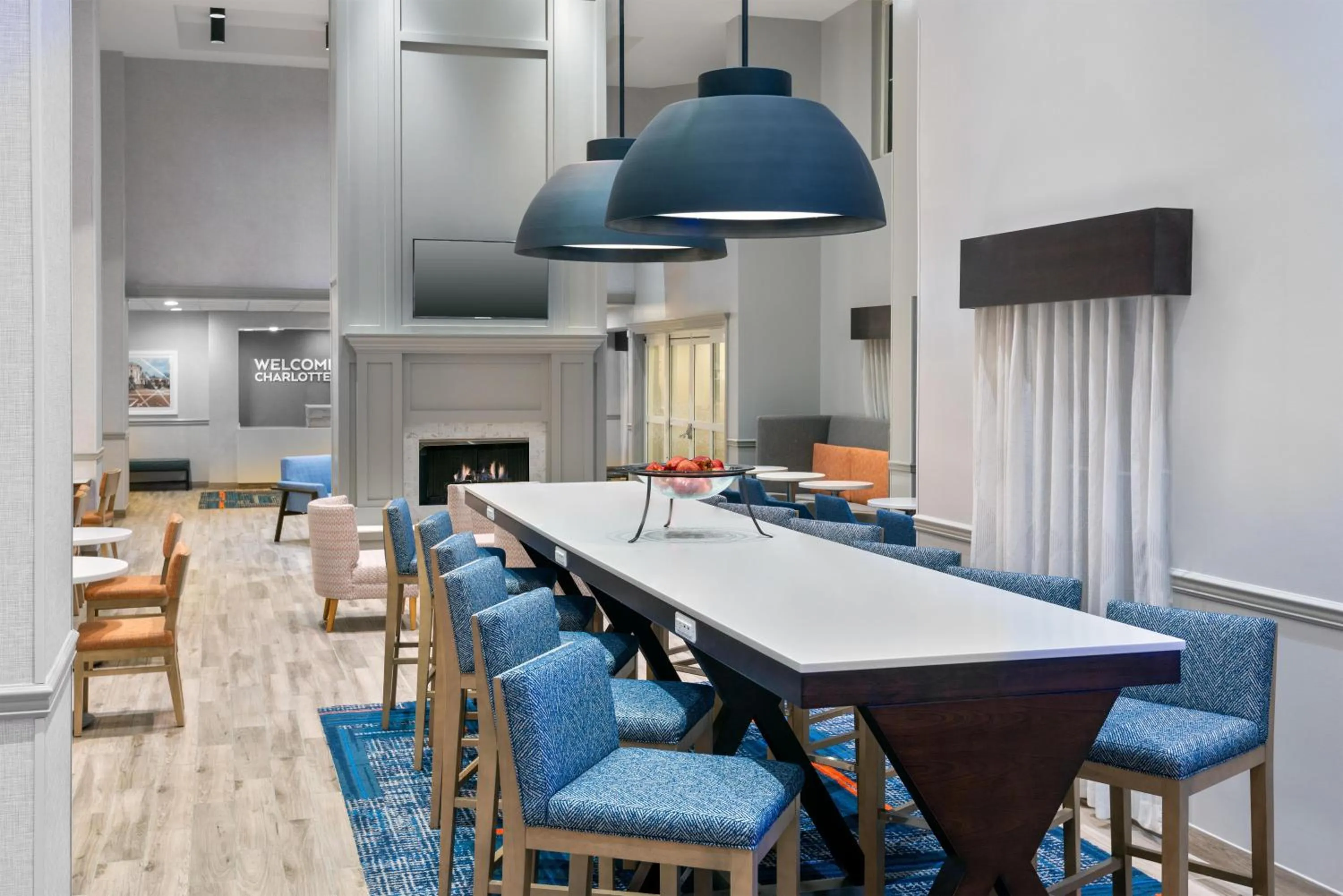 Breakfast in Hampton Inn & Suites Charlottesville at the University