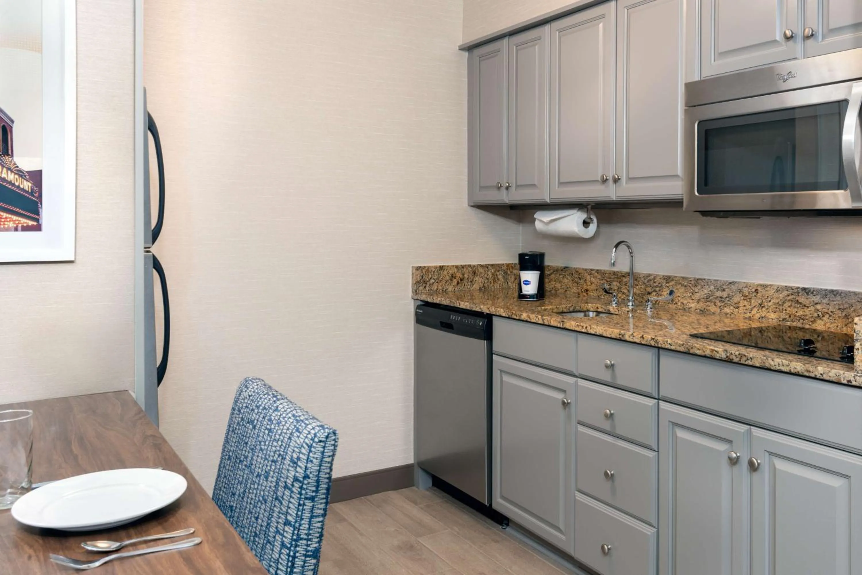 Kitchen or kitchenette in Hampton Inn & Suites Charlottesville at the University