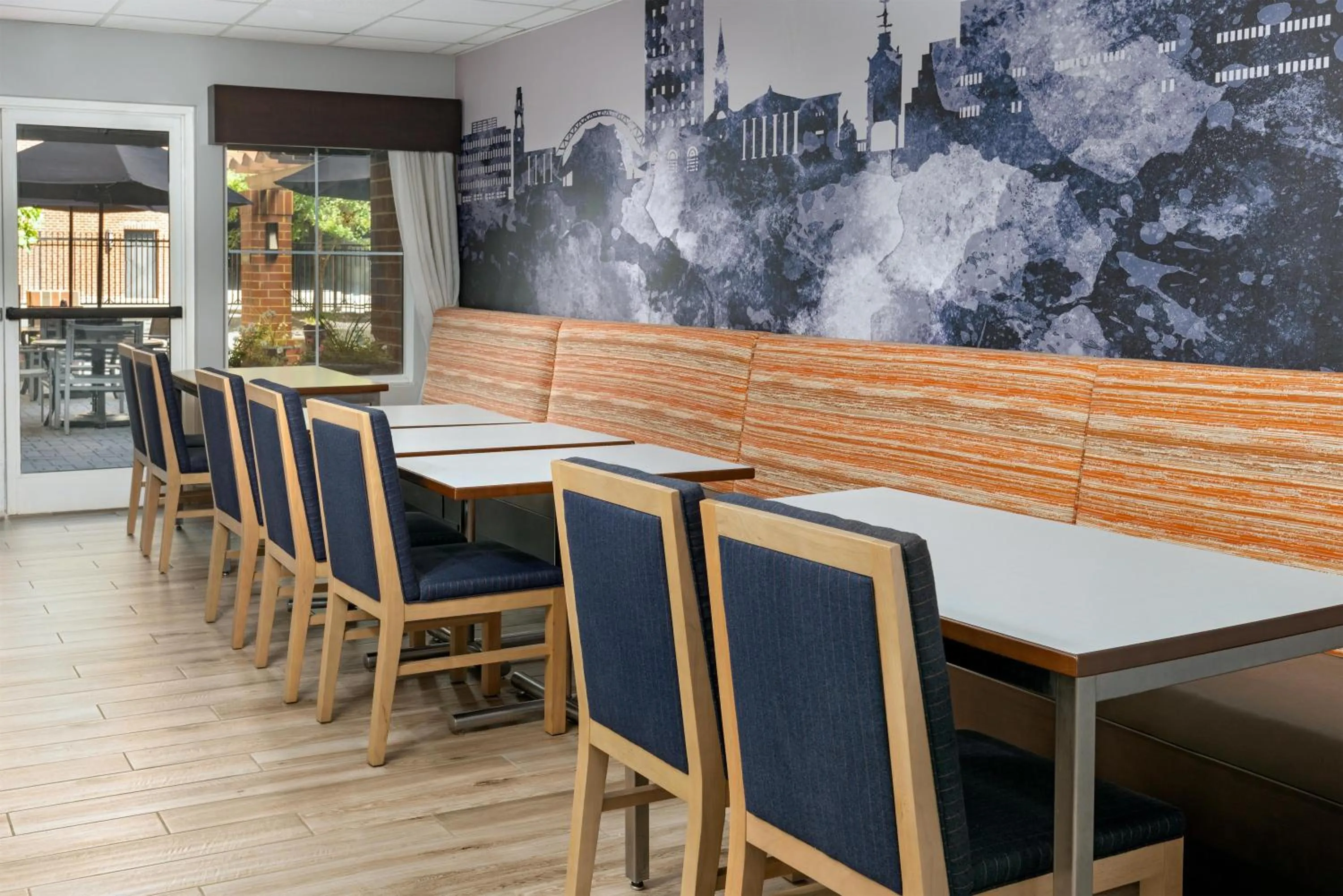 Breakfast in Hampton Inn & Suites Charlottesville at the University