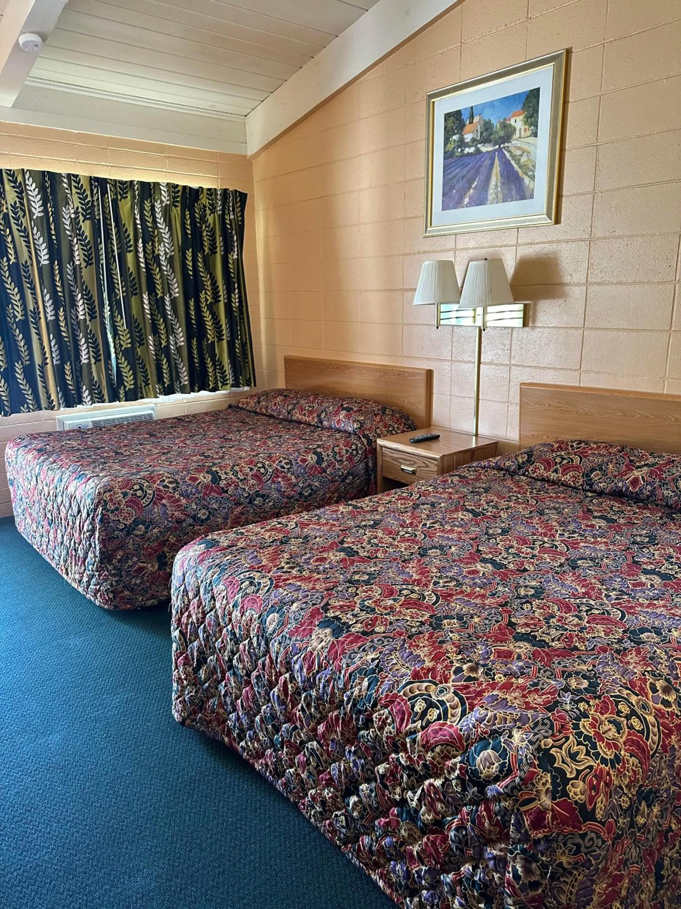 Photo of the whole room, Bed in Fireside Inn