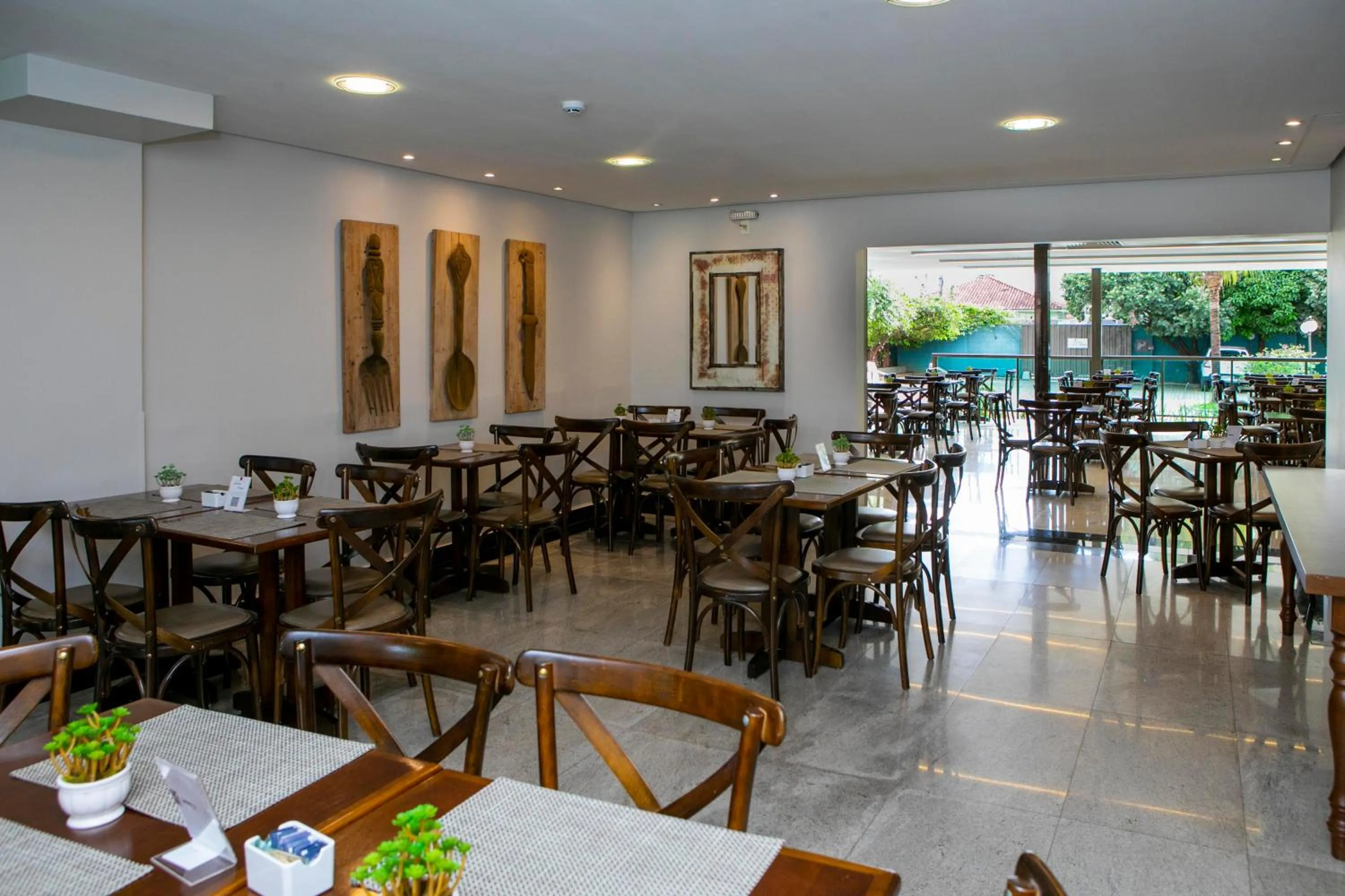 Restaurant/places to eat in Castelo Inn Hotel