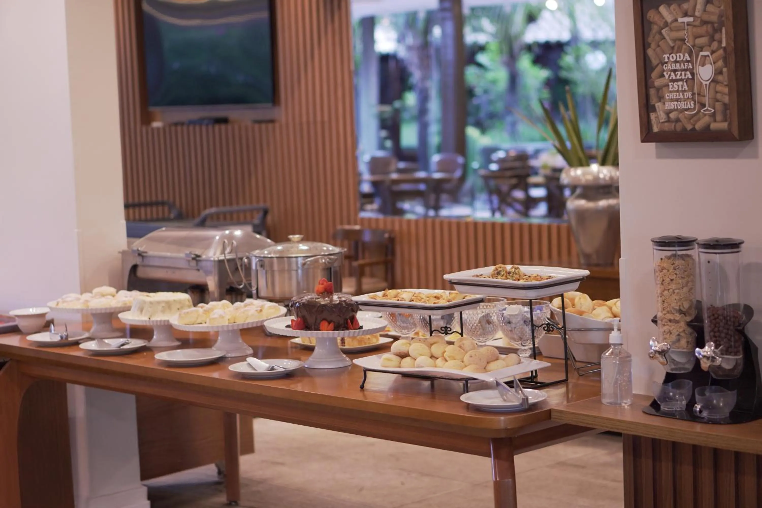 Buffet breakfast in Castelo Inn Hotel