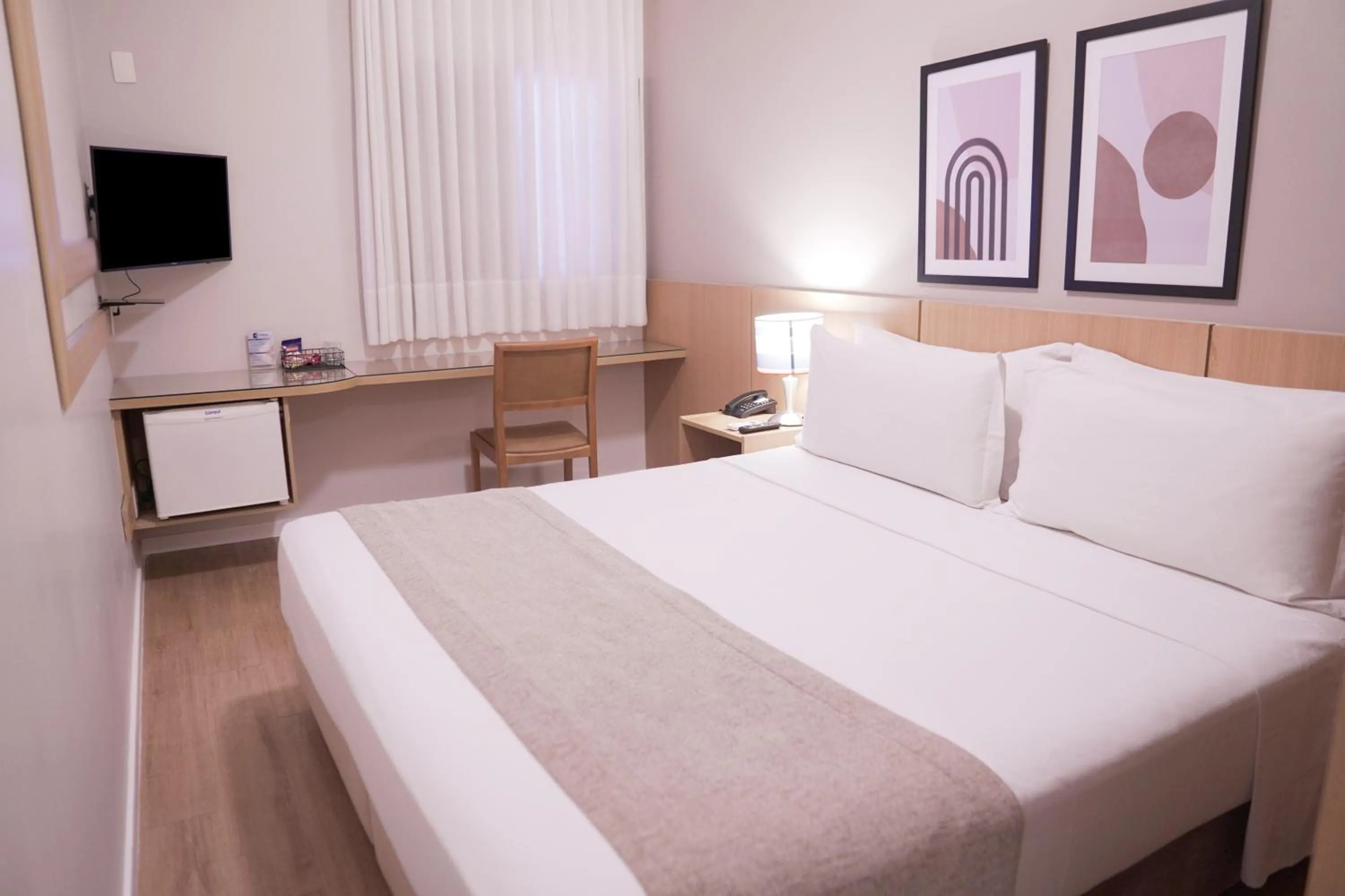 Bedroom, Bed in Castelo Inn Hotel