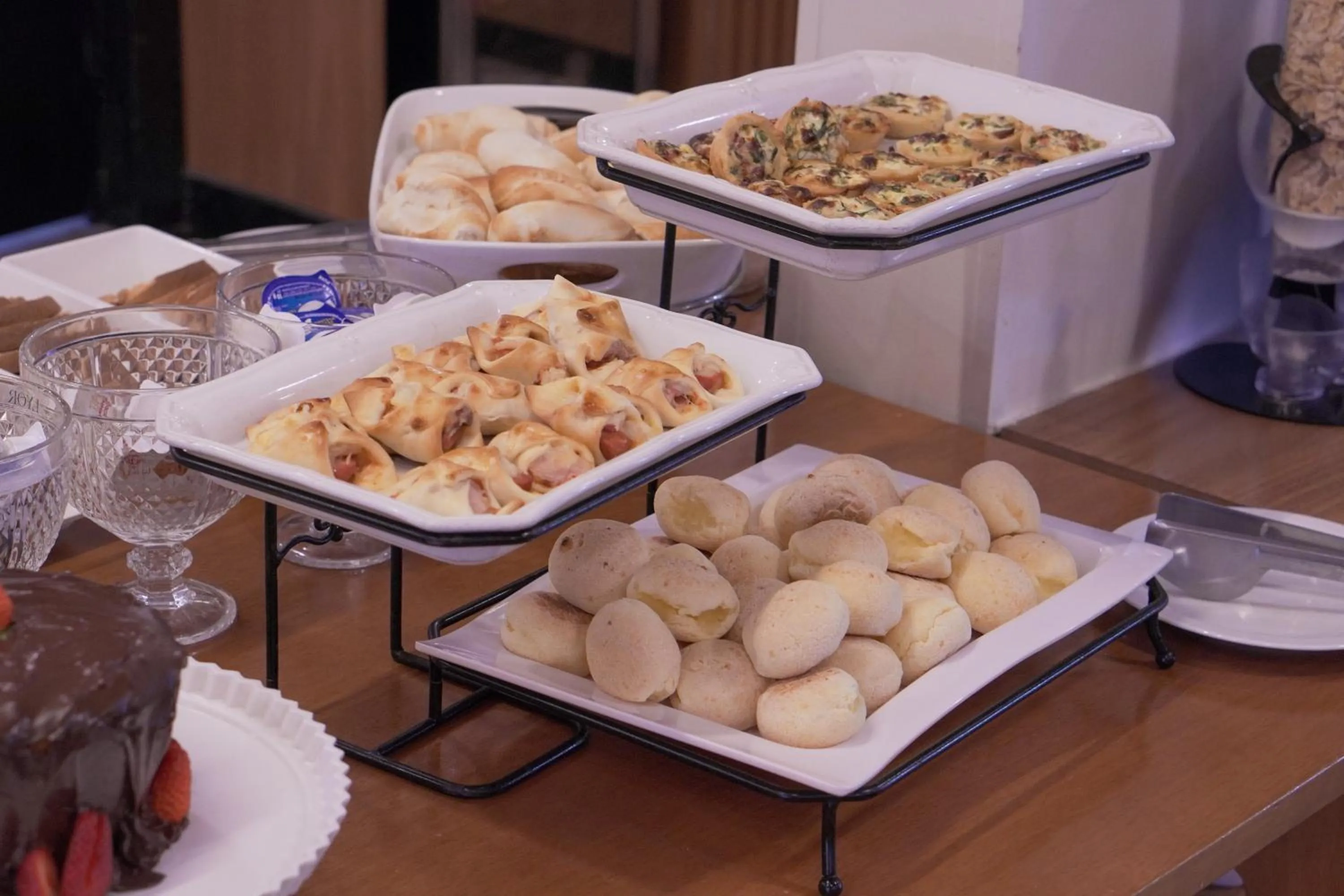 Buffet breakfast in Castelo Inn Hotel