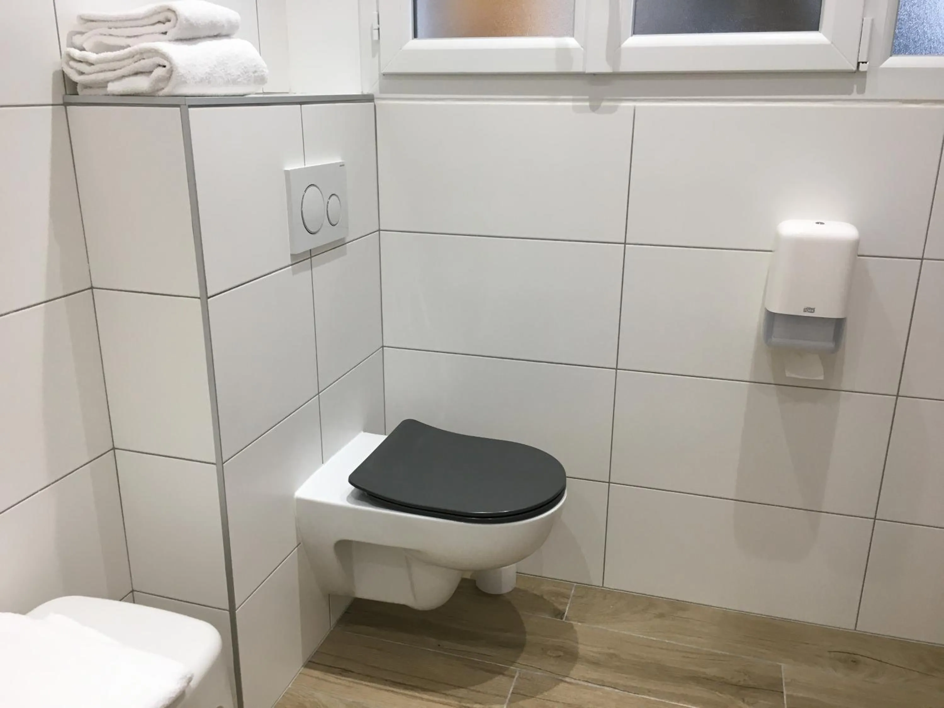 Toilet in Hôtel Océan Dinan