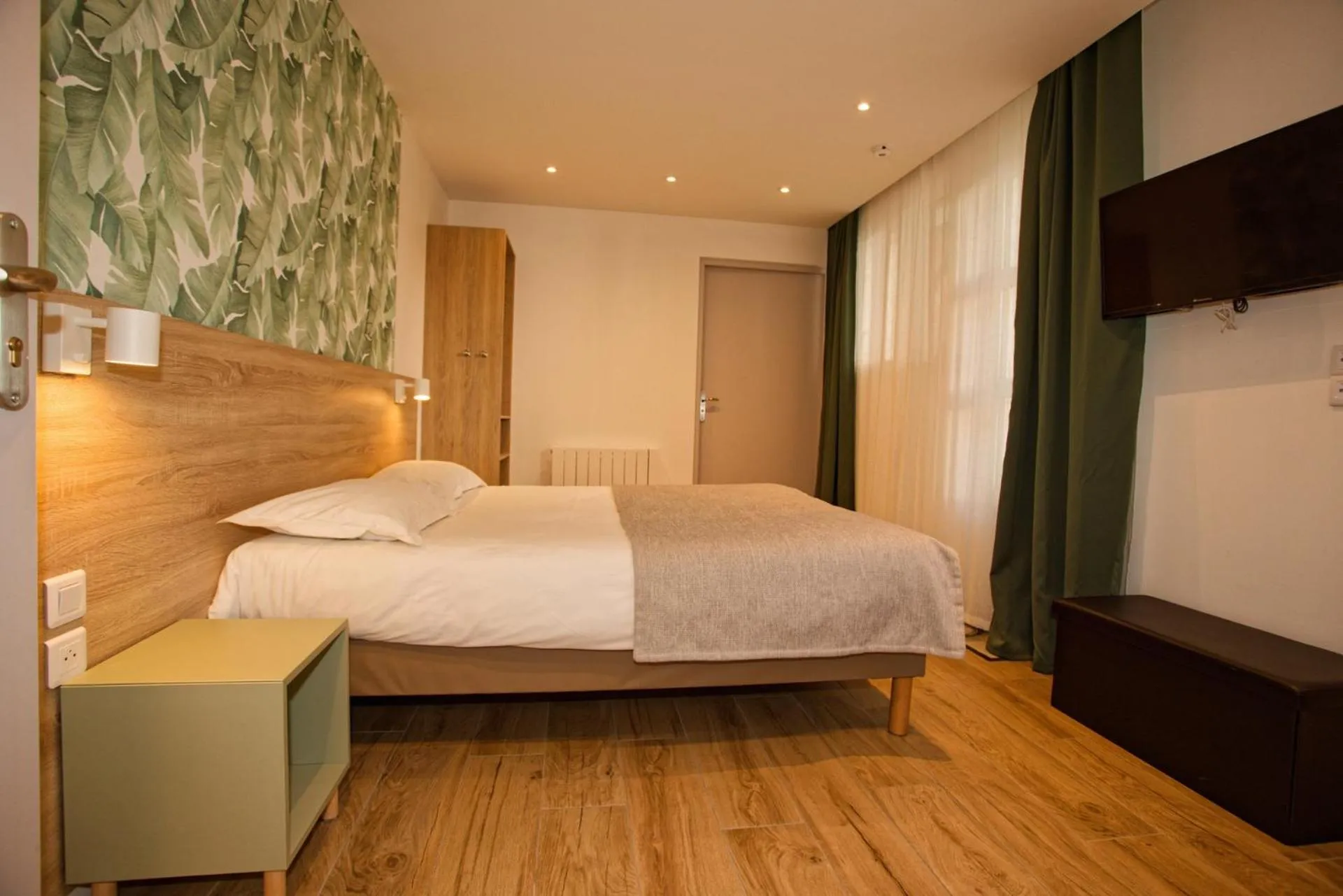 Bedroom, Bed in Hôtel Océan Dinan