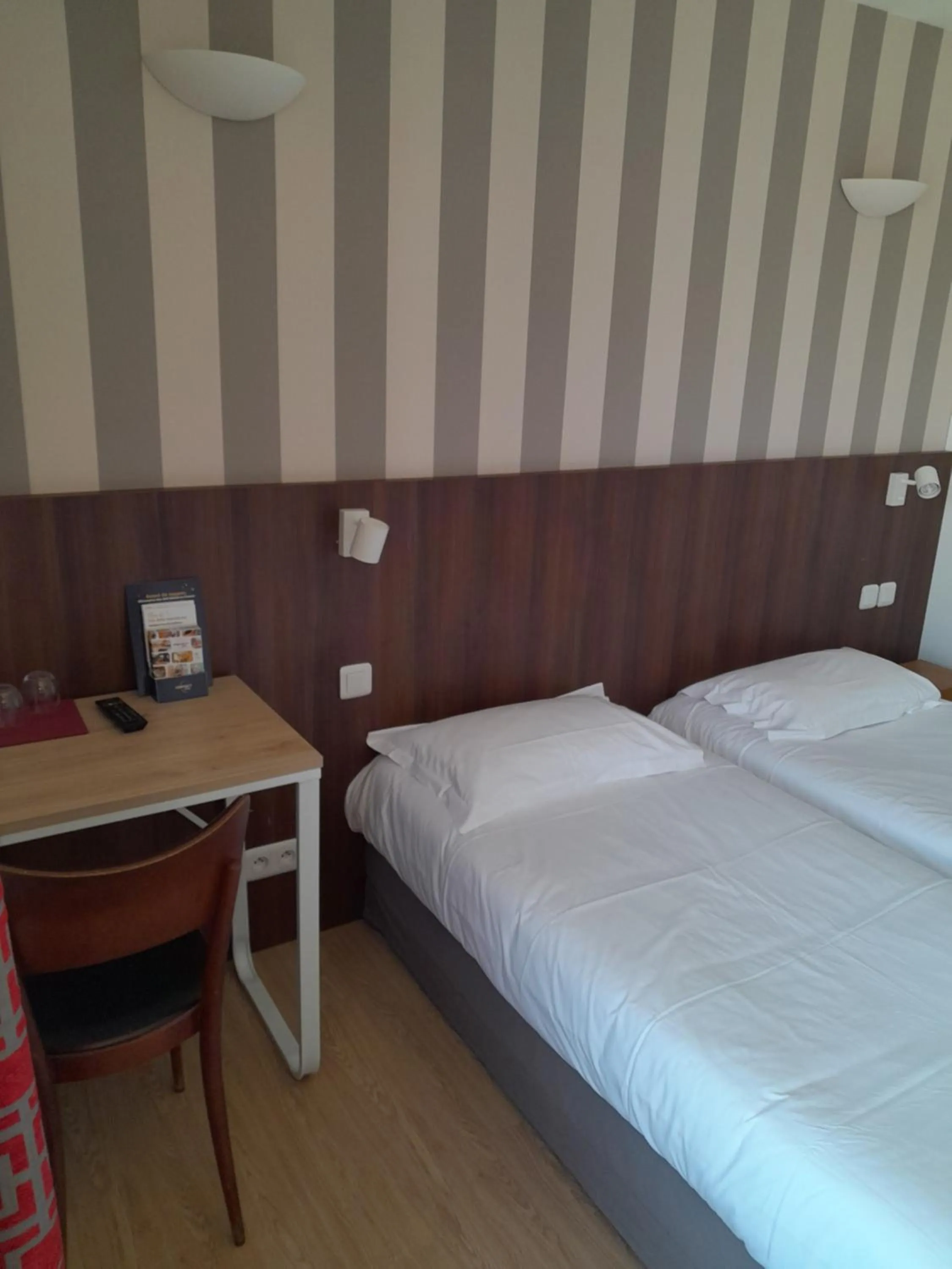 Bedroom, Bed in Hôtel Océan Dinan