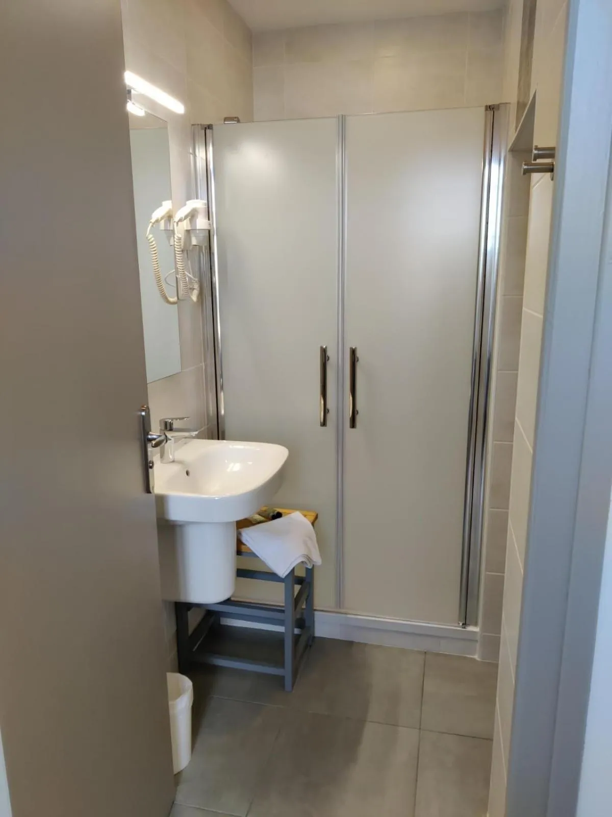 Shower in Hôtel Océan Dinan