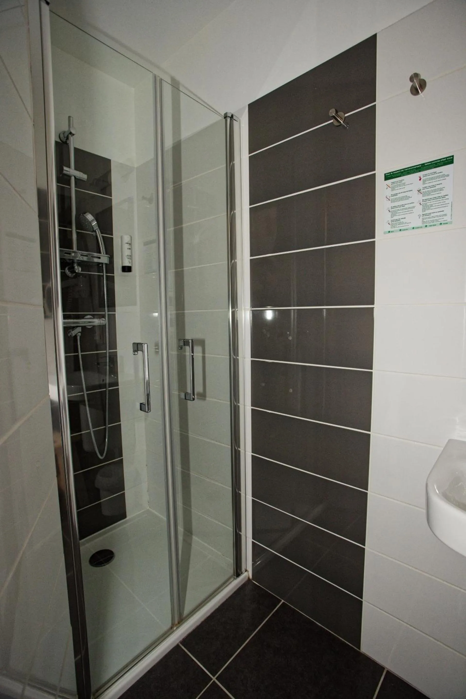 Shower in Hôtel Océan Dinan