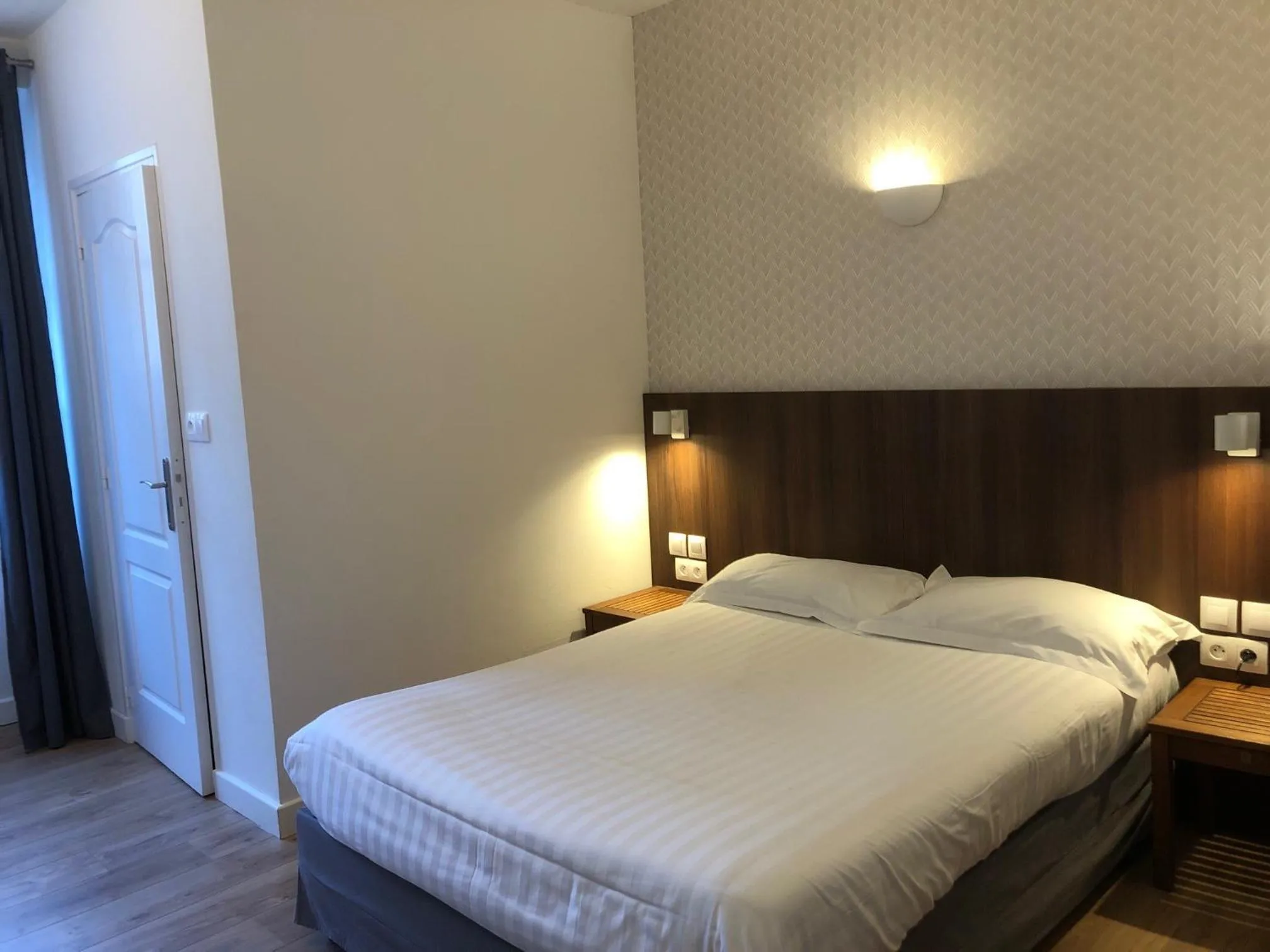 Bedroom, Bed in Hôtel Océan Dinan