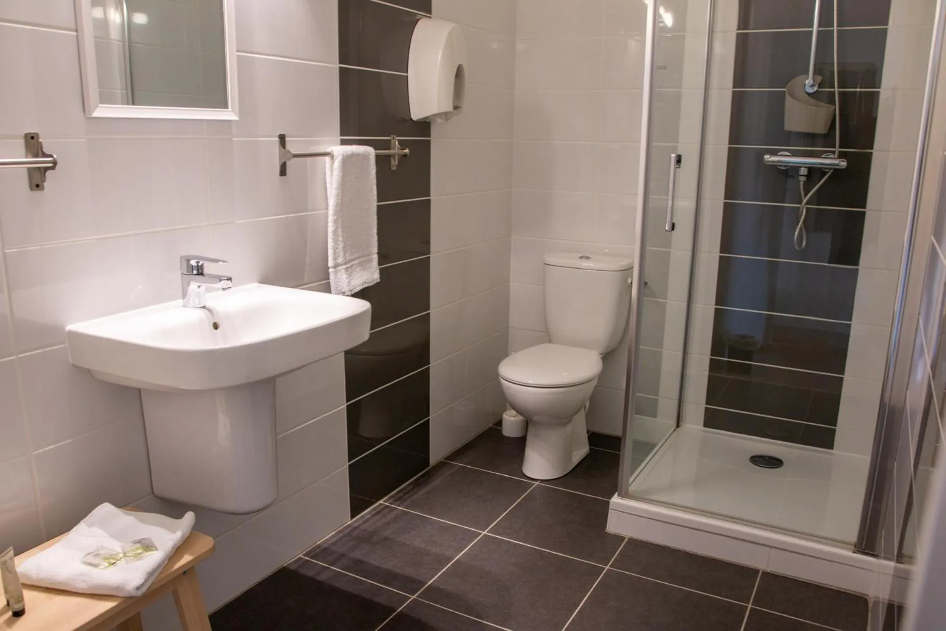 Shower in Hôtel Océan Dinan