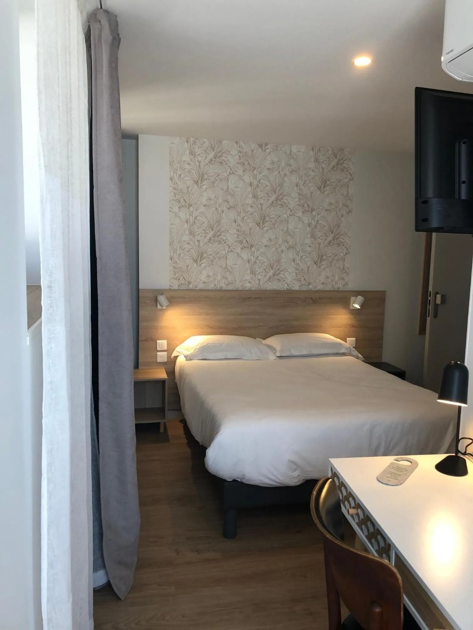 Bedroom, Bed in Hôtel Océan Dinan