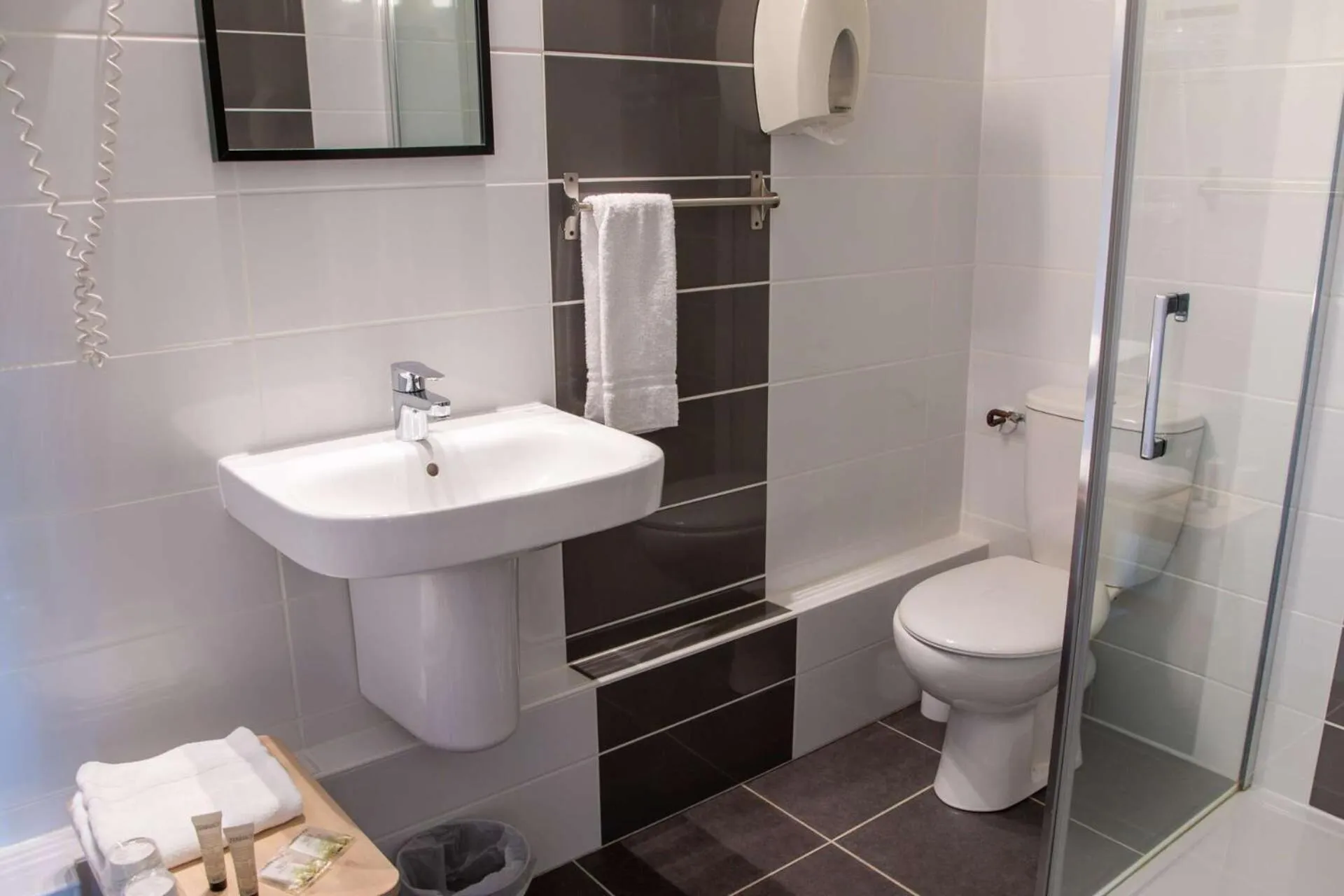 Bathroom in Hôtel Océan Dinan