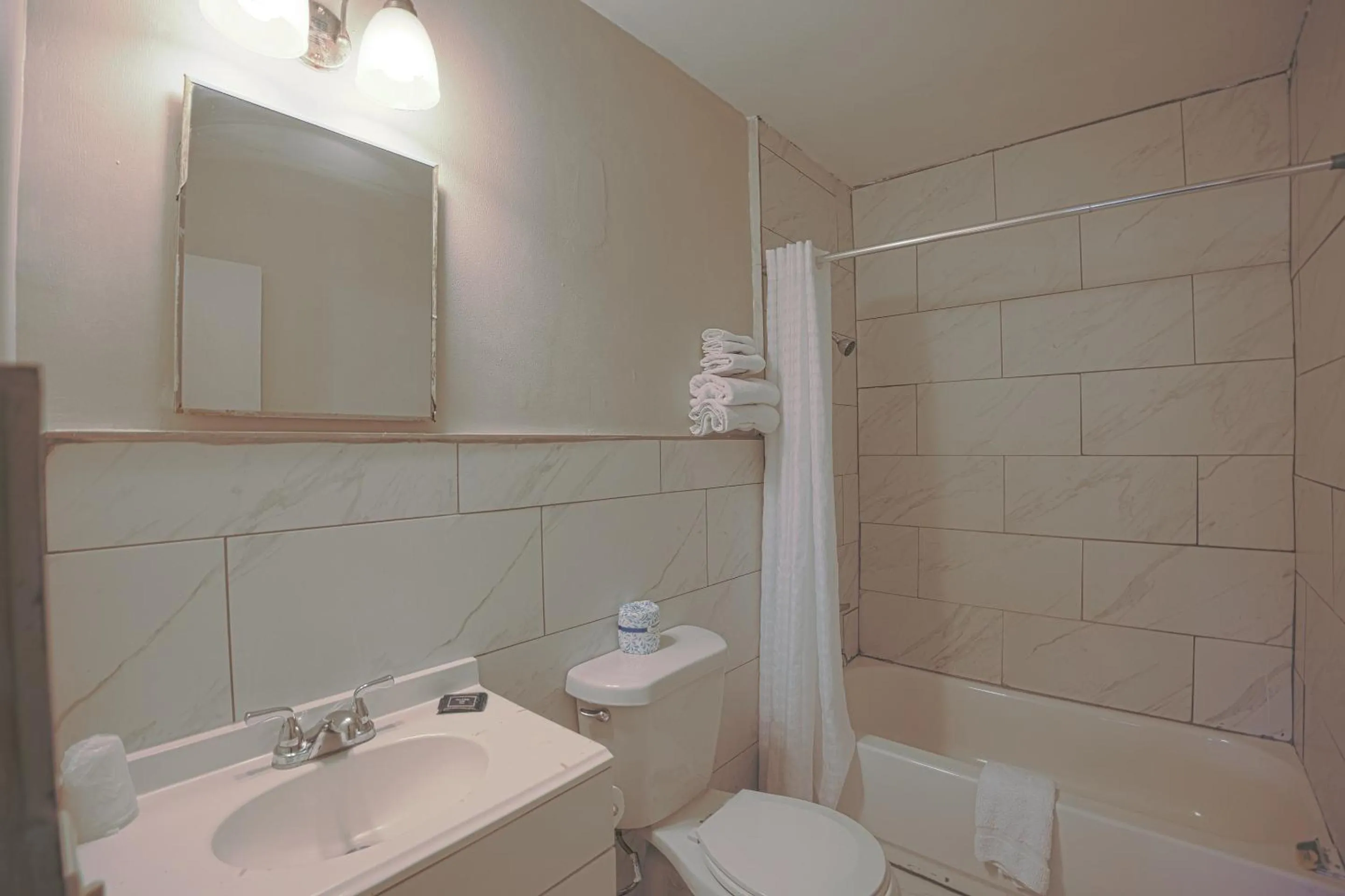 Bathroom in Sunrise Inn by OYO Titusville FL