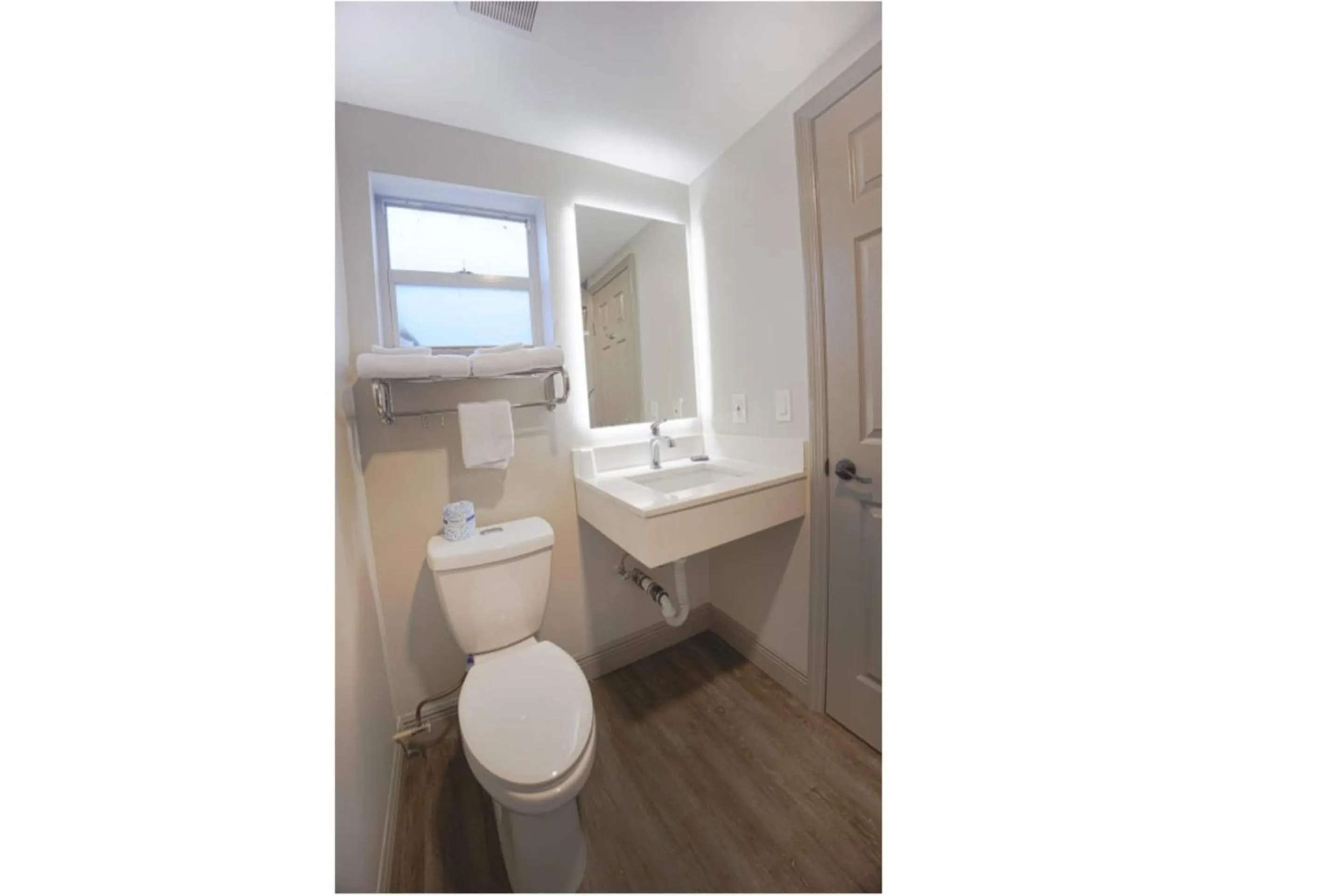 Bathroom in Sunrise Inn by OYO Titusville FL