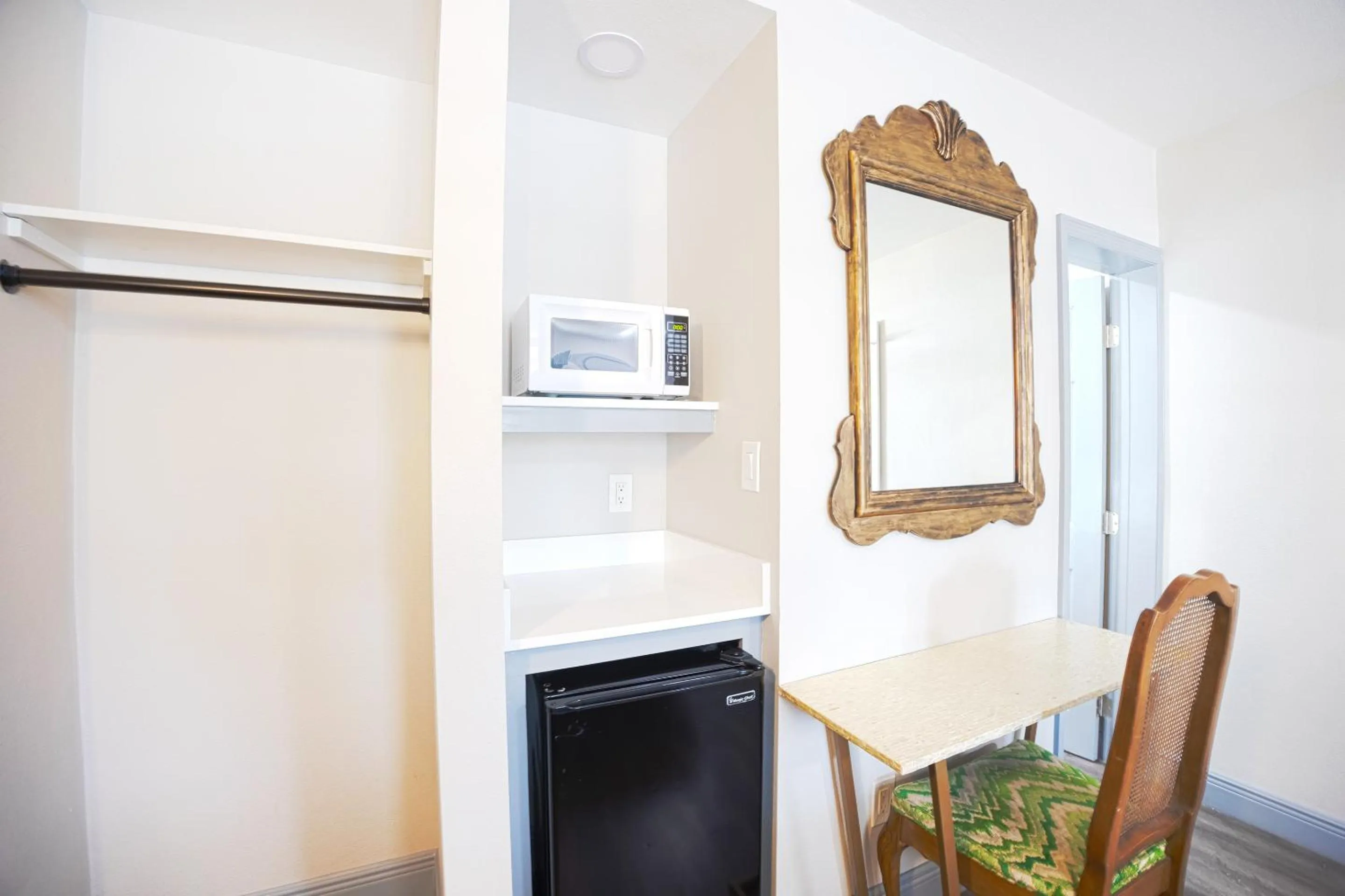 Bedroom in Sunrise Inn by OYO Titusville FL