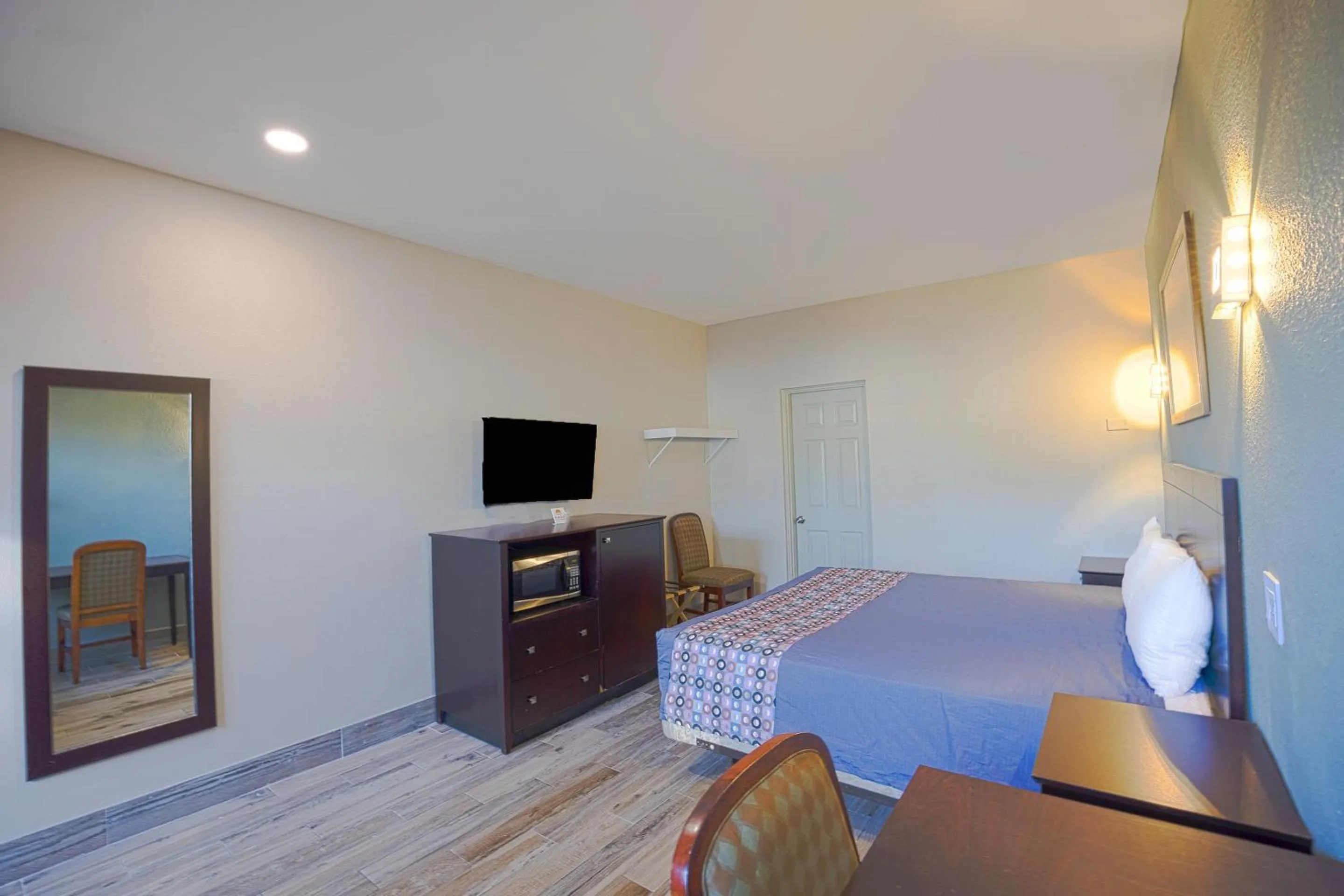 Bedroom, Bed in Sunrise Inn by OYO Titusville FL