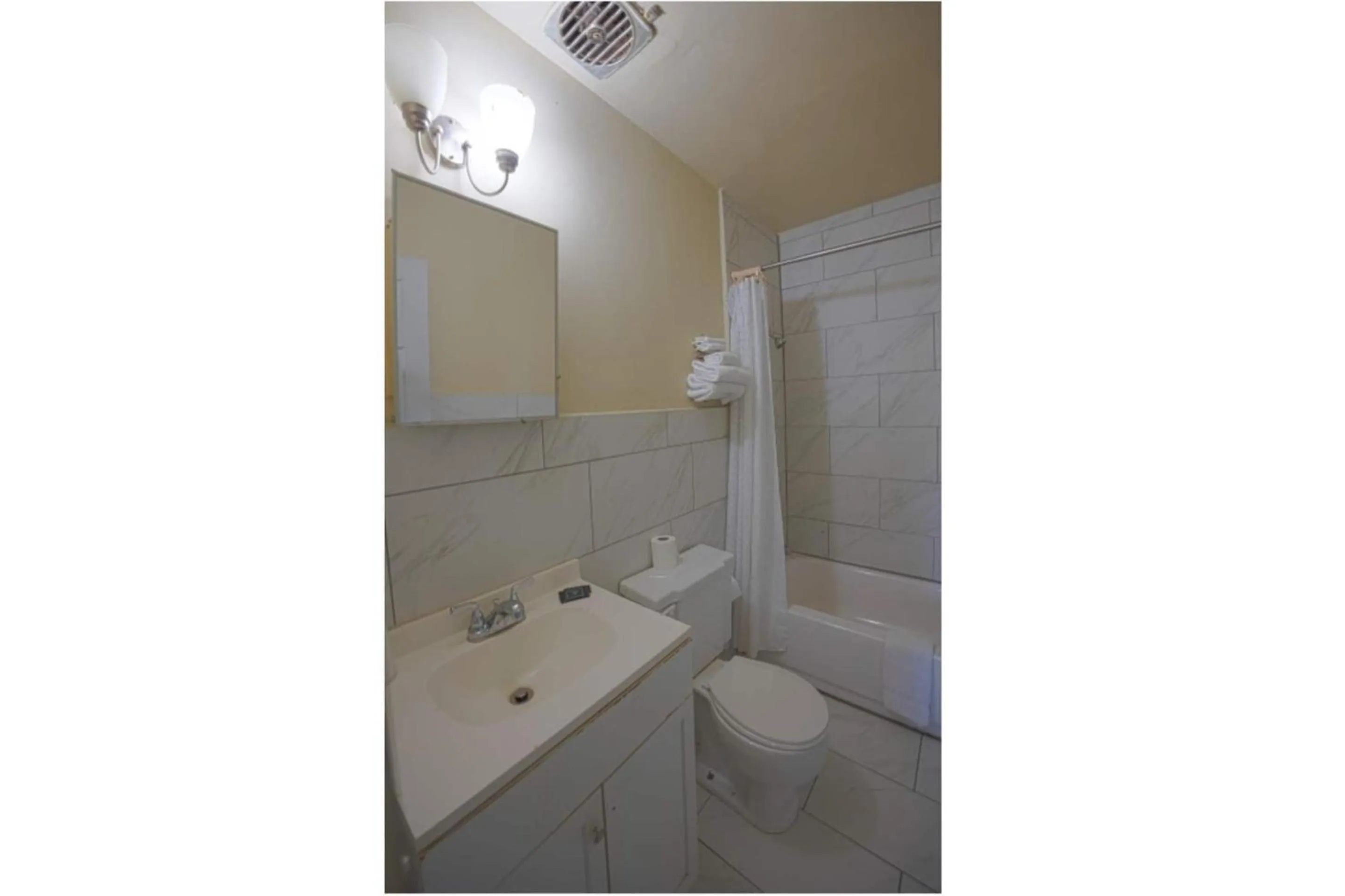 Bathroom in Sunrise Inn by OYO Titusville FL