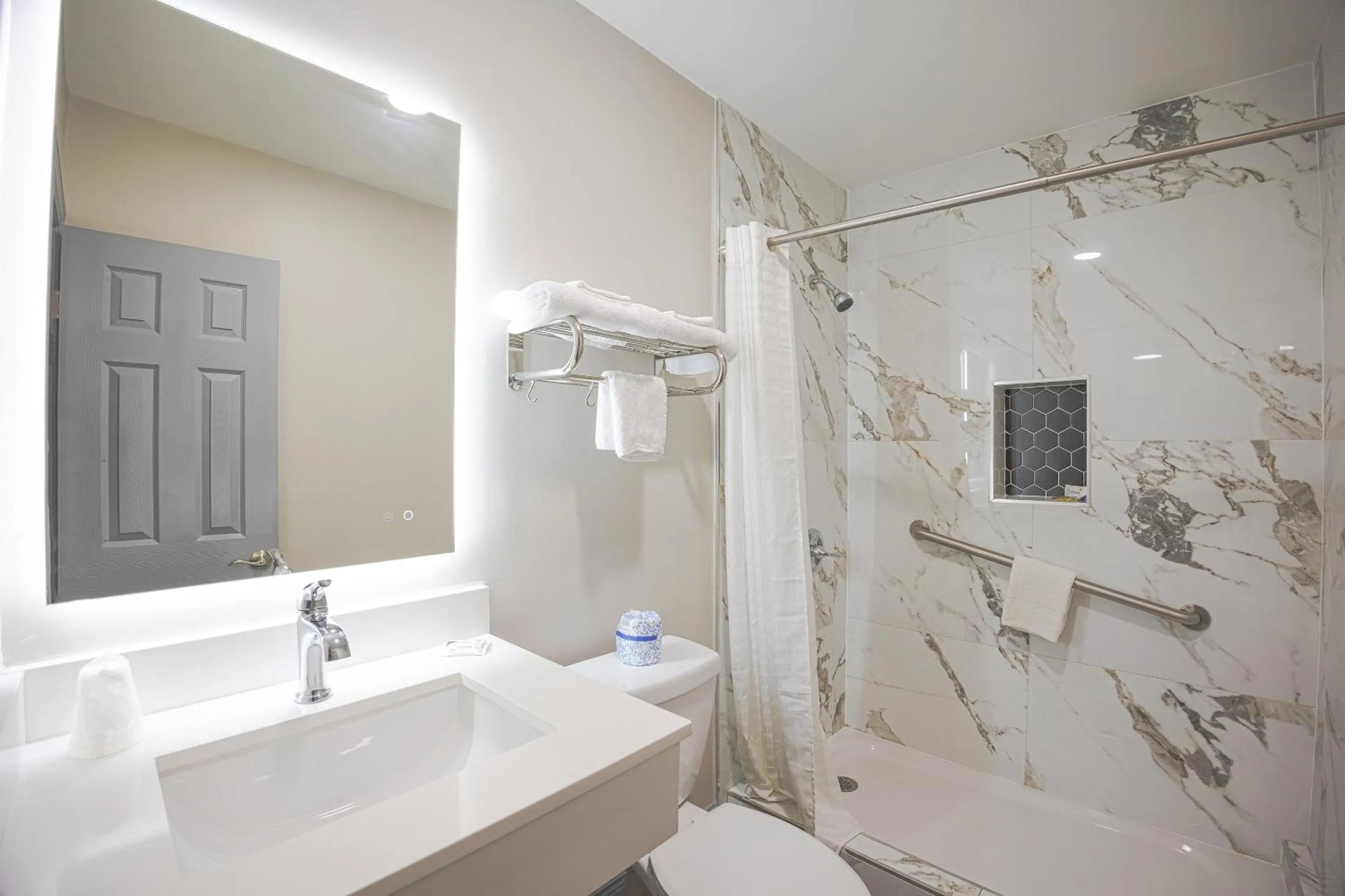 Bathroom in Sunrise Inn by OYO Titusville FL